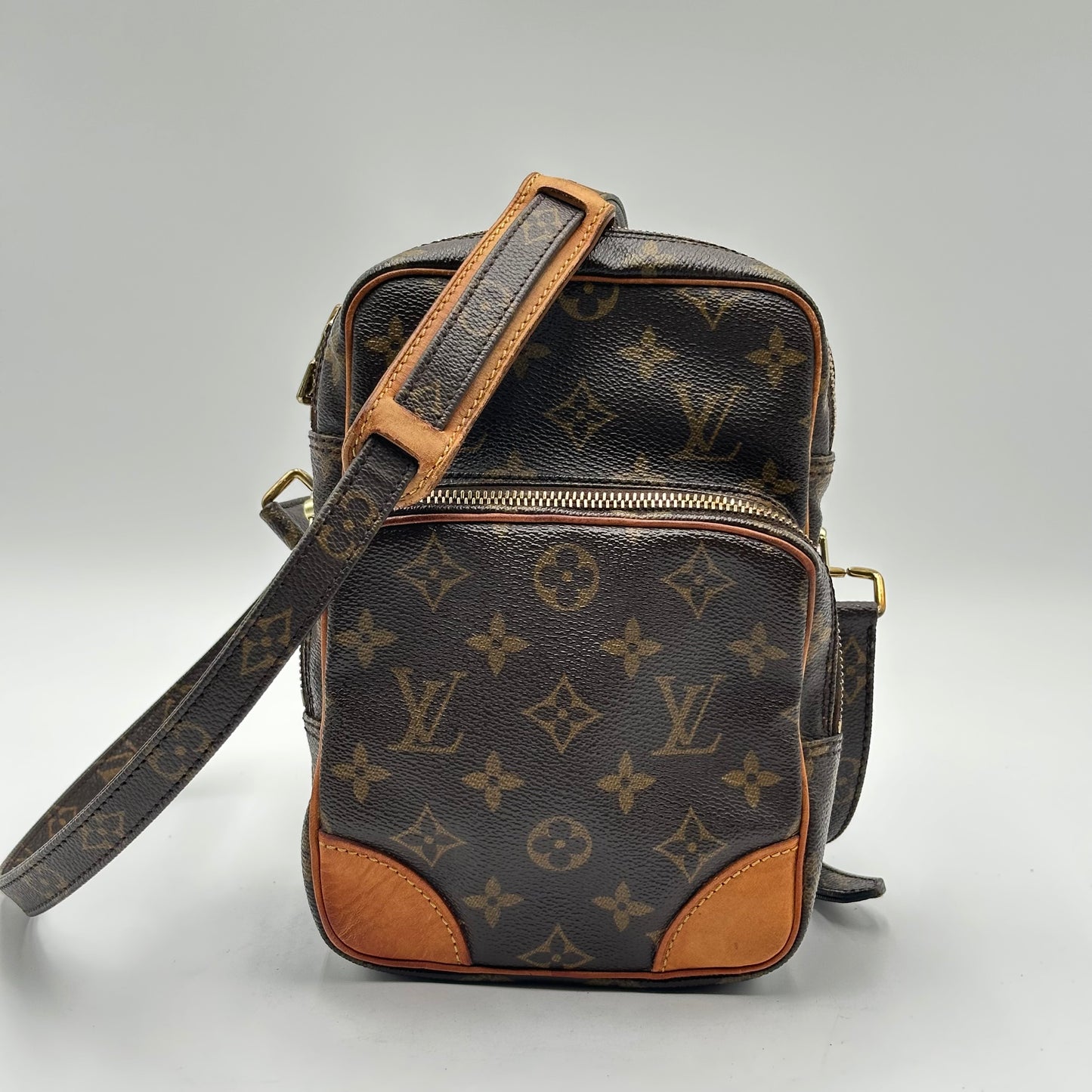 Authentic 2005 Louis Vuitton Monogram Amazone MM Crossbody