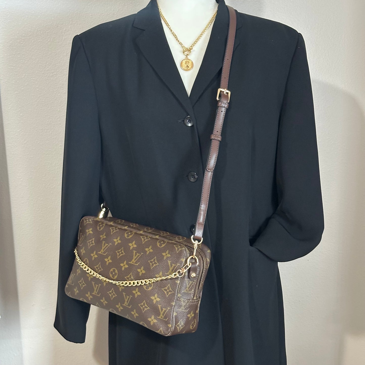 Authentic Louis Vuitton 1982 Monogram Trousse 28 Crossbody