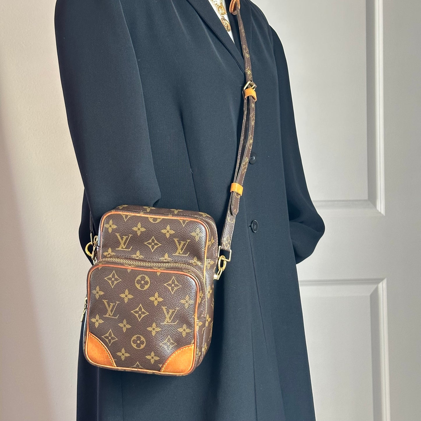 Authentic 2005 Louis Vuitton Monogram Amazone MM Crossbody