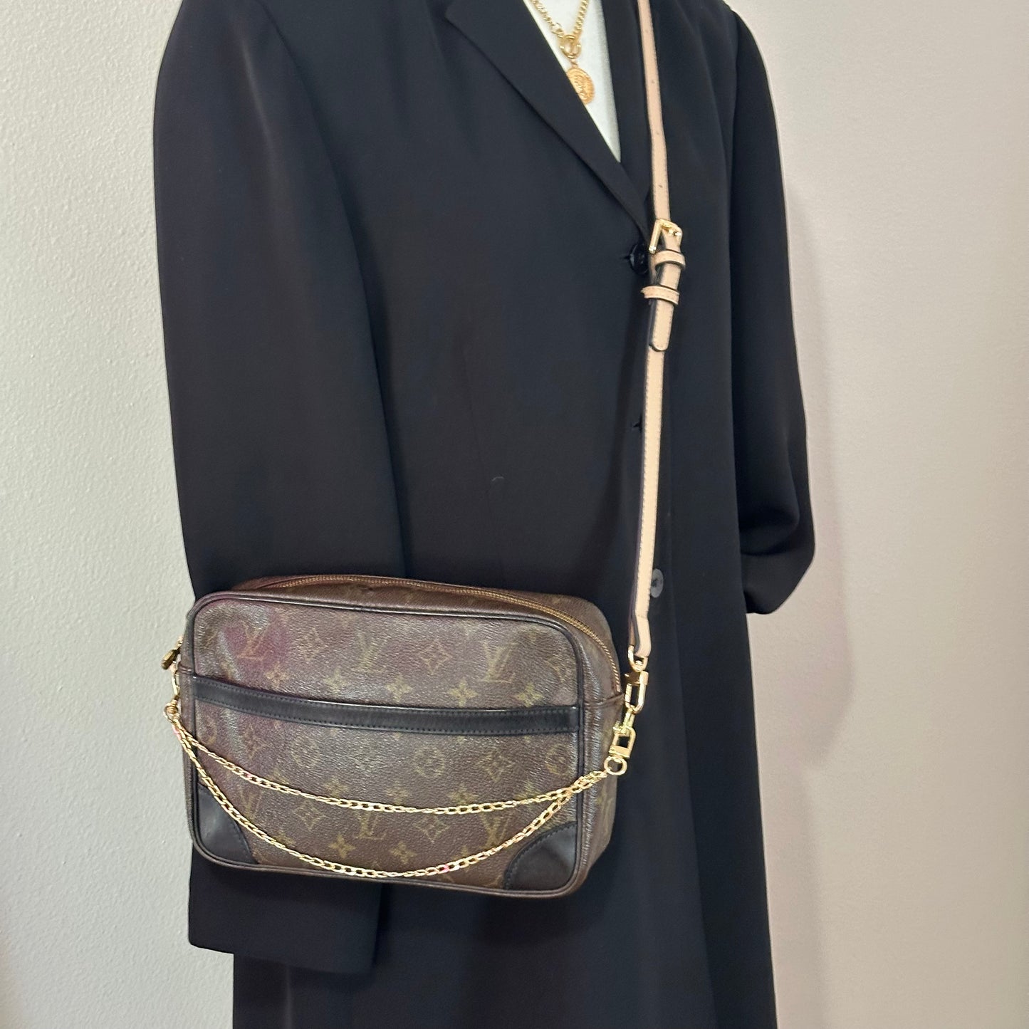Authentic 1984 Louis Vuitton Monogram Trocadero 23 Crossbody