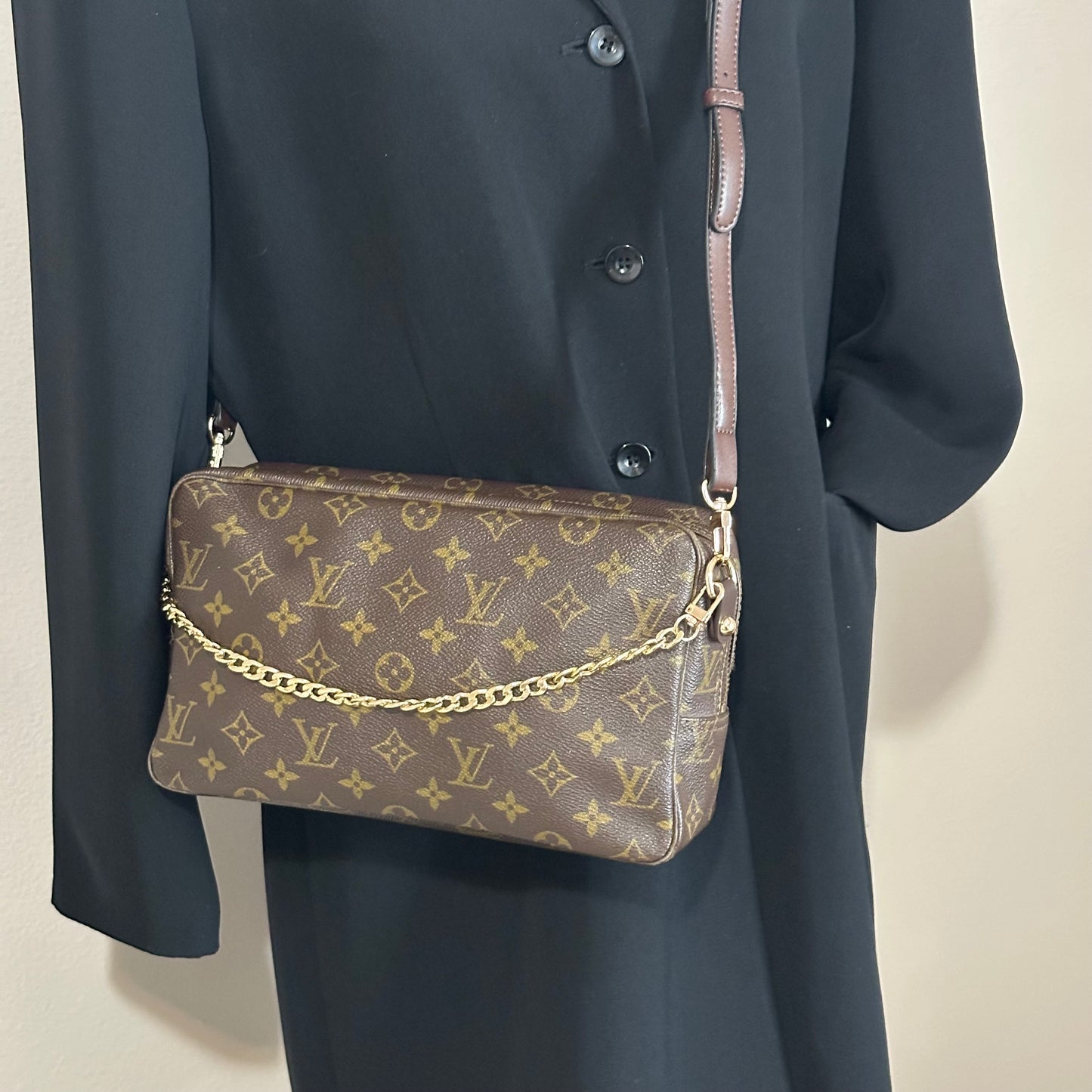 Authentic Louis Vuitton 1982 Monogram Trousse 28 Crossbody