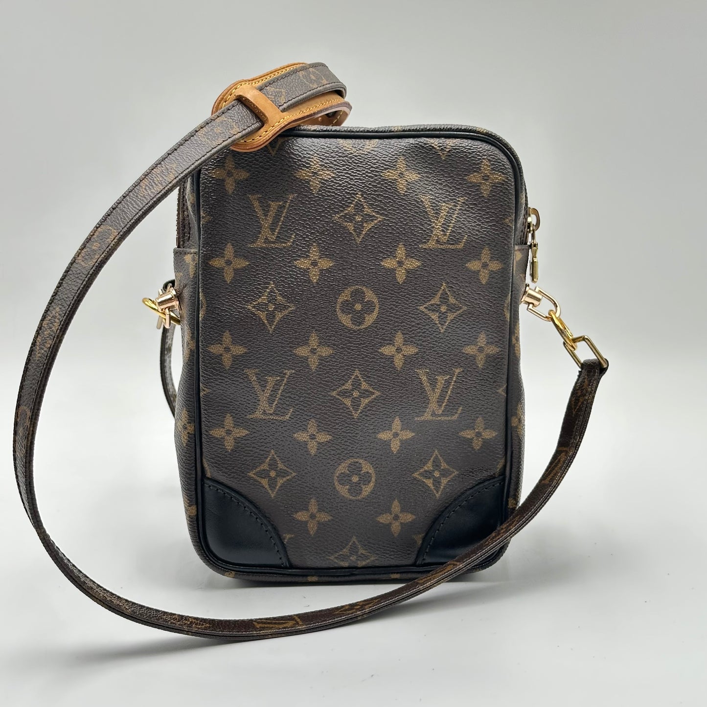 Authentic Louis Vuitton 2004 Monogram Amazone MM Crossbody