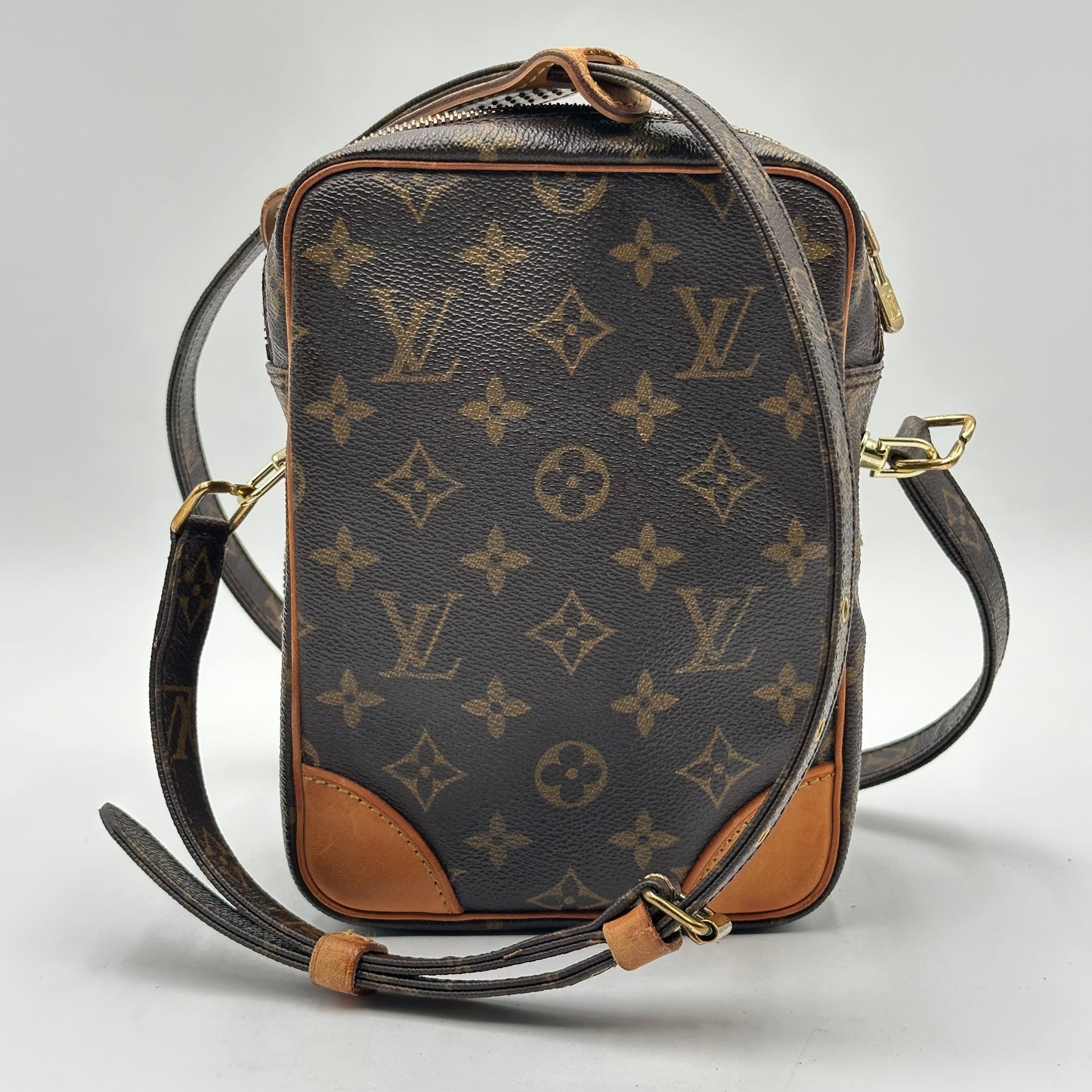 Authentic 2005 Louis Vuitton Monogram Amazone MM Crossbody