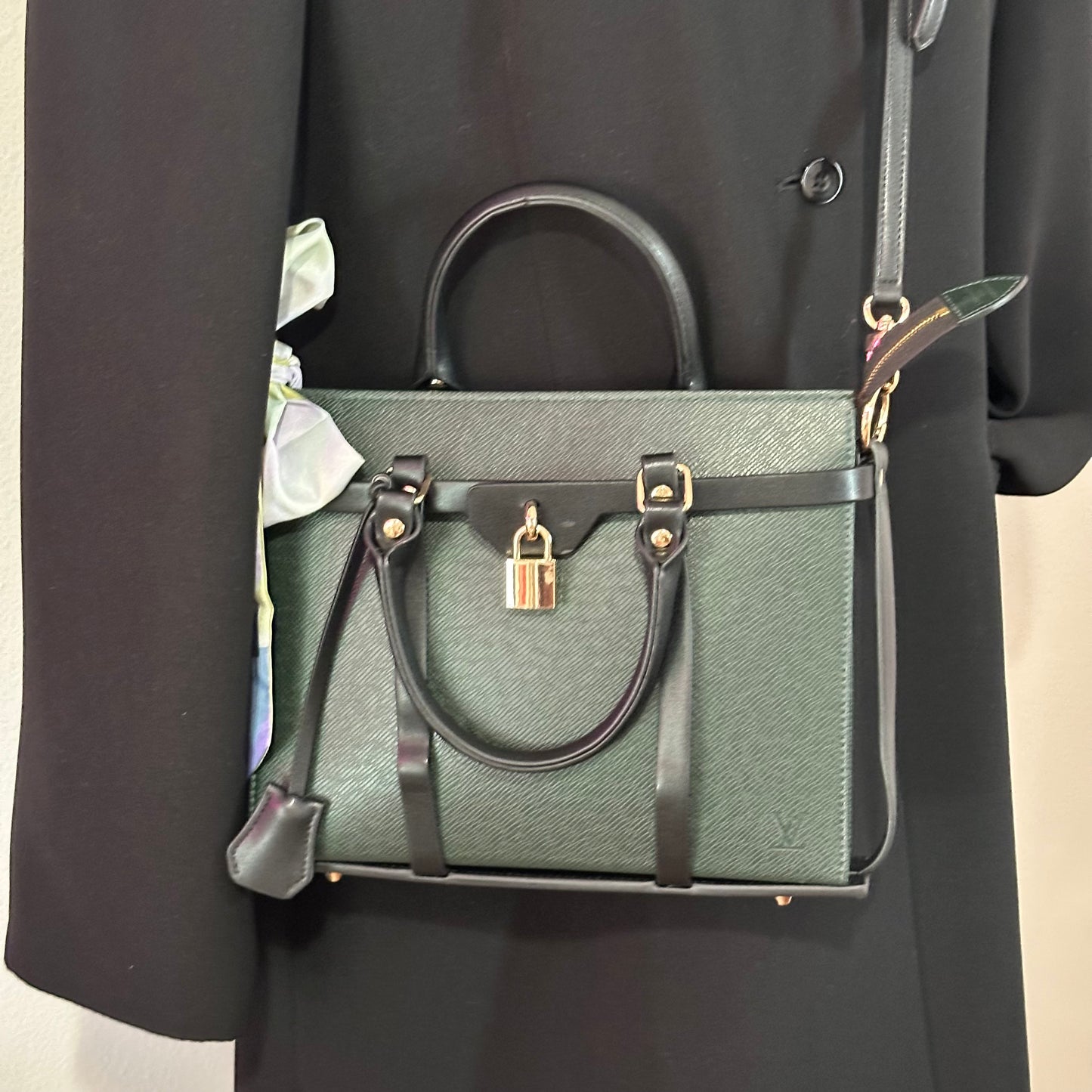 Authentic Louis Vuitton Green Epi Toiletry 26 Crossbody