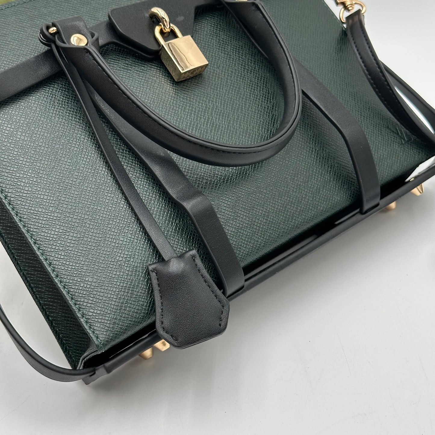 Authentic Louis Vuitton Green Epi Toiletry 26 Crossbody