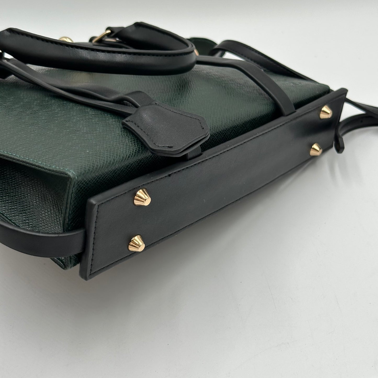 Authentic Louis Vuitton Green Epi Toiletry 26 Crossbody