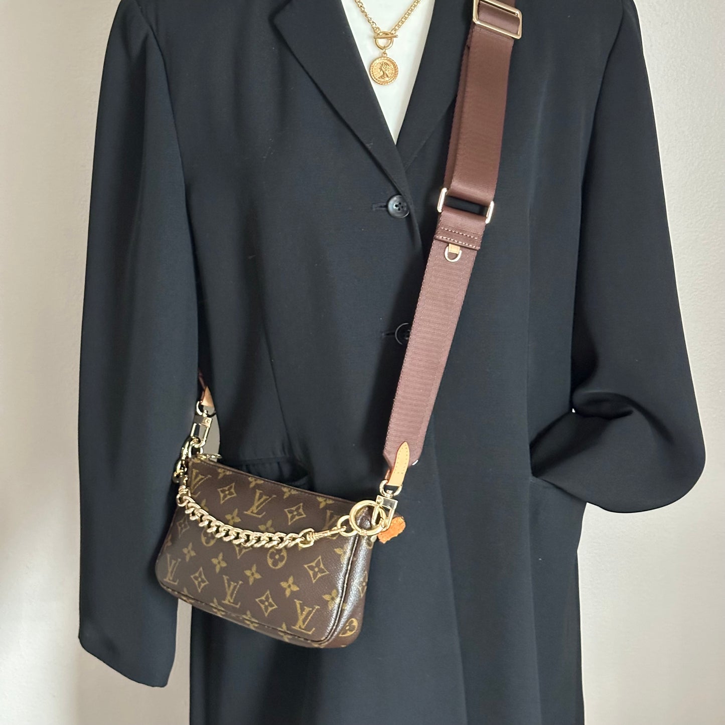 Authentic Louis Vuitton 2002 Monogram Pochette Accessoires Crossbody