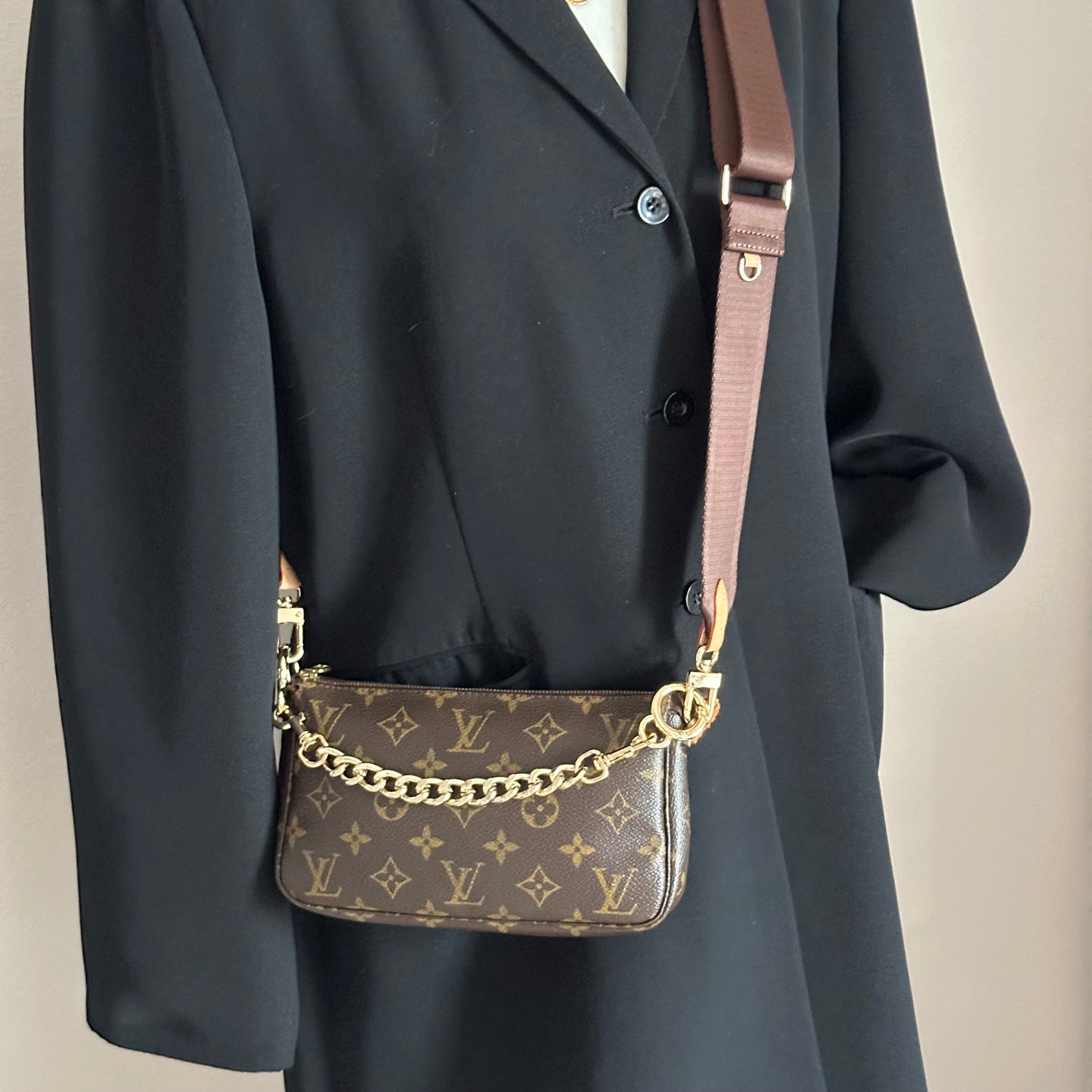 Authentic Louis Vuitton 2002 Monogram Pochette Accessoires Crossbody