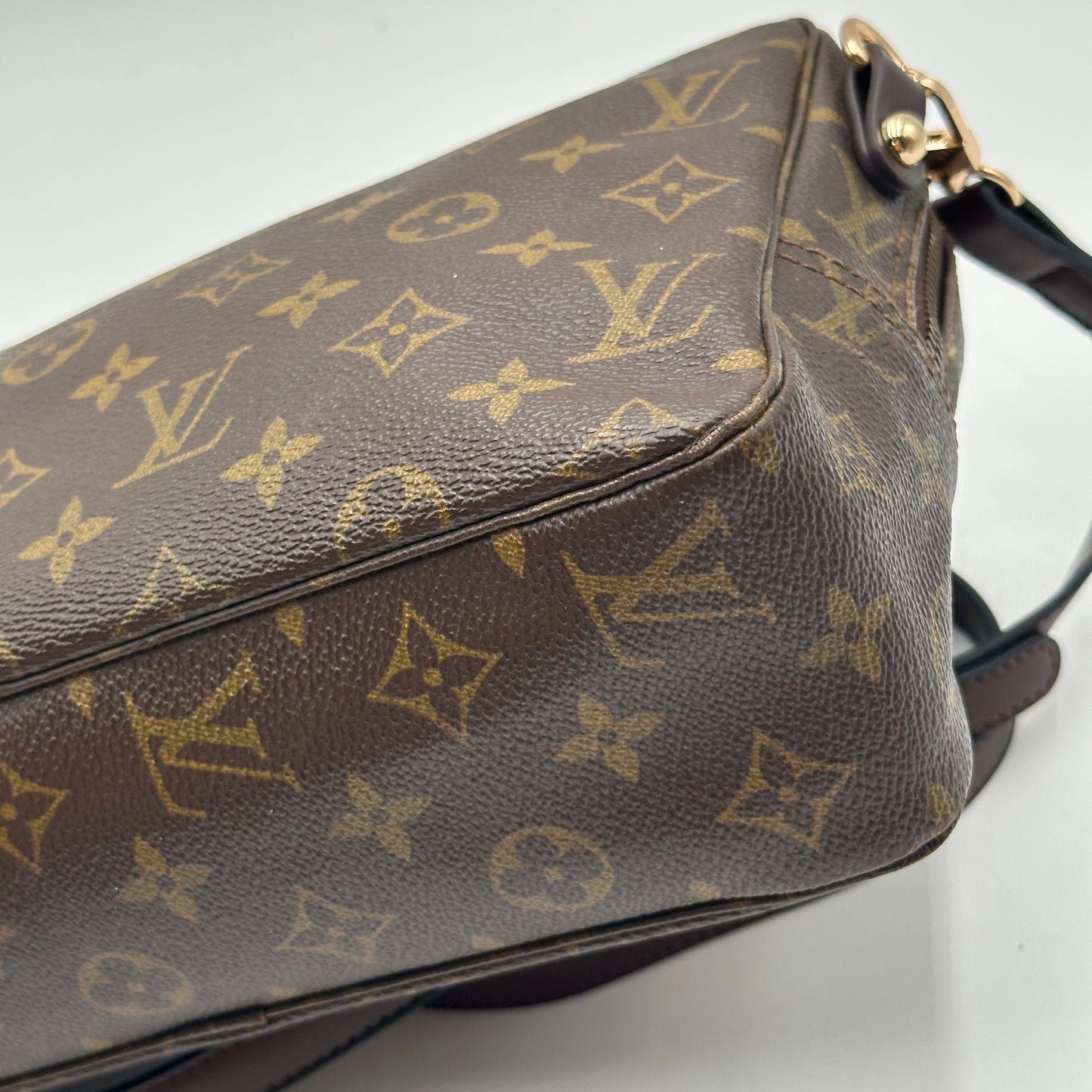 Authentic Louis Vuitton 1982 Monogram Trousse 28 Crossbody