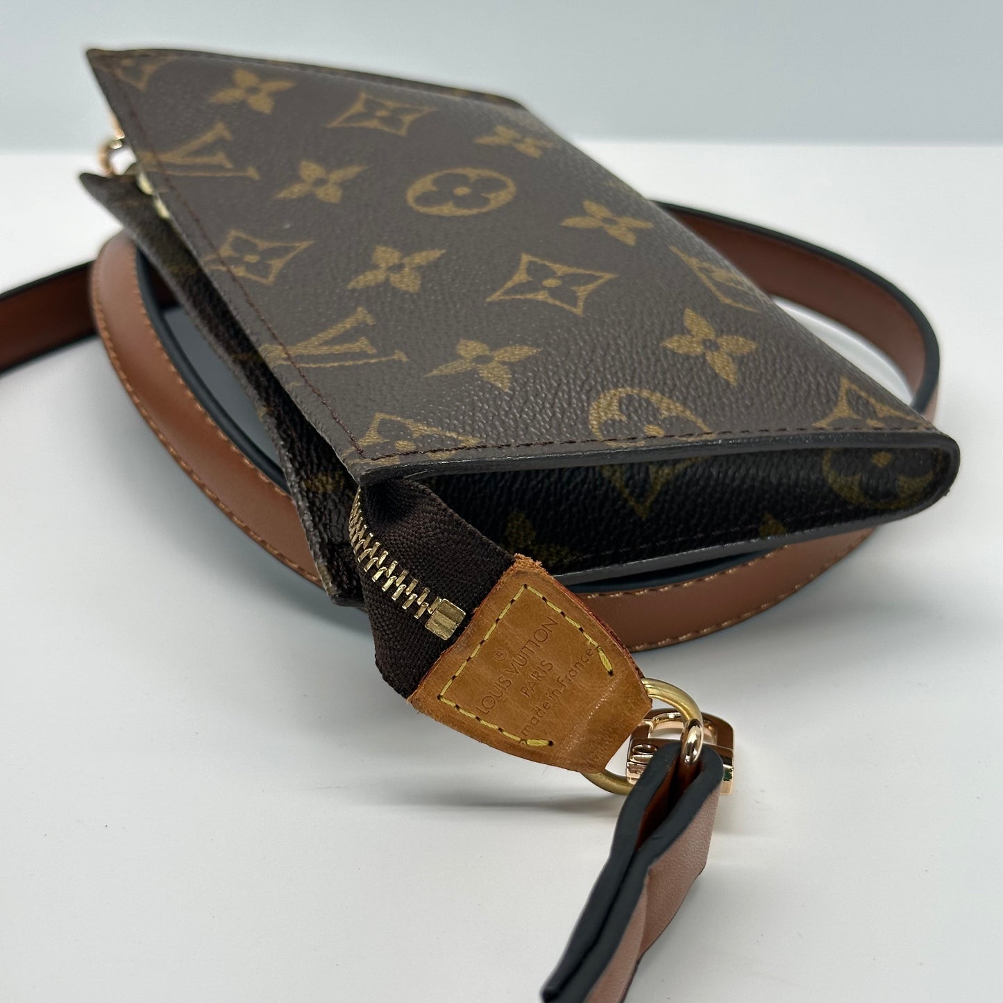 Authentic Louis Vuitton 2000 Monogram Bucket Pouch Crossbody