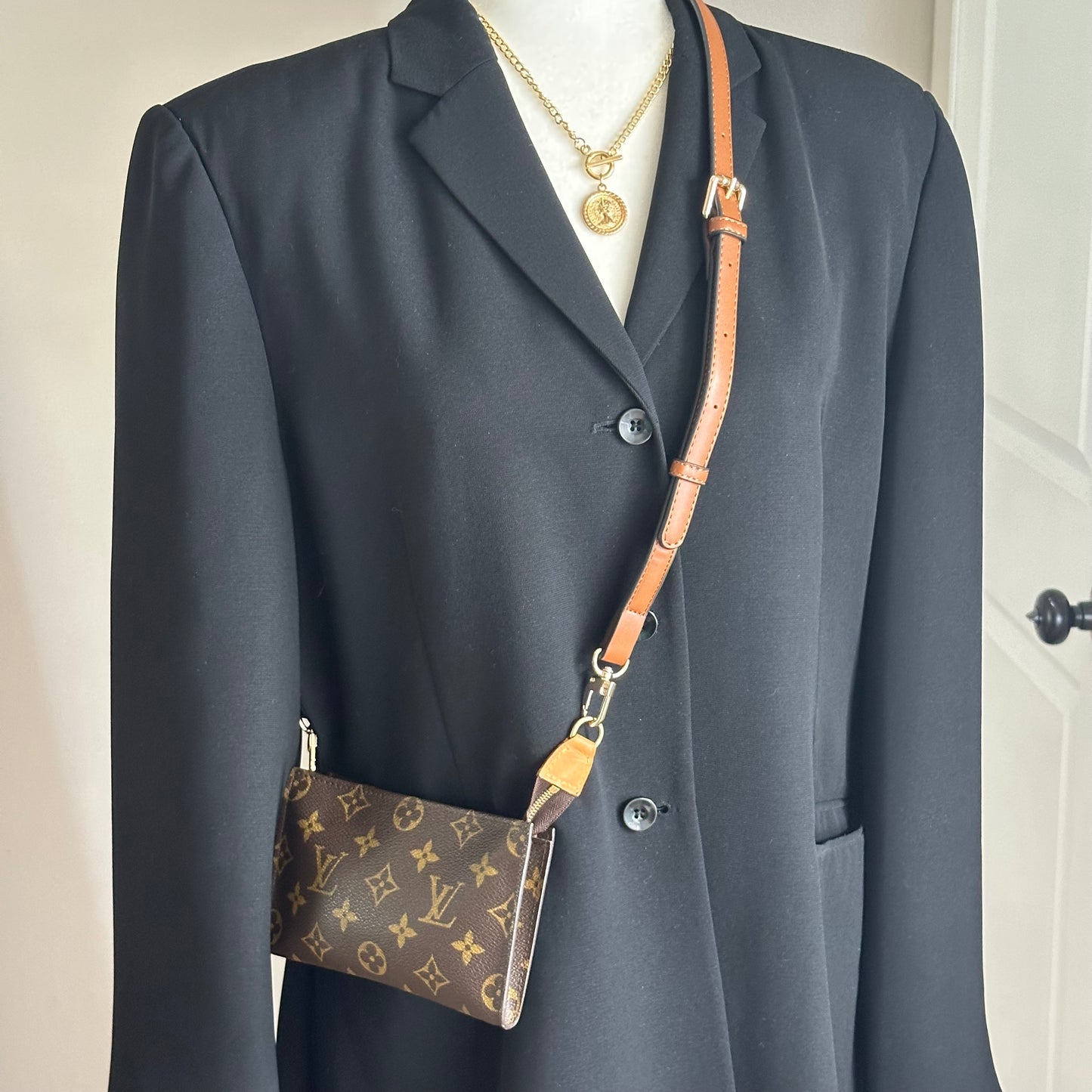 Authentic Louis Vuitton 2000 Monogram Bucket Pouch Crossbody