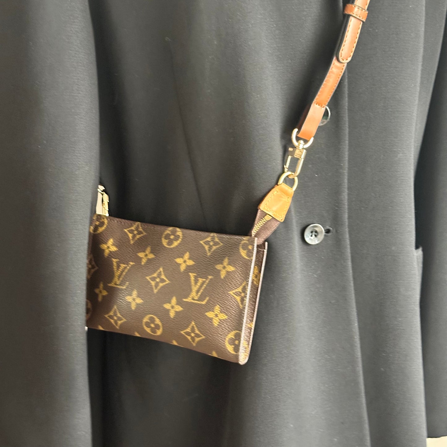 Authentic Louis Vuitton 2000 Monogram Bucket Pouch Crossbody
