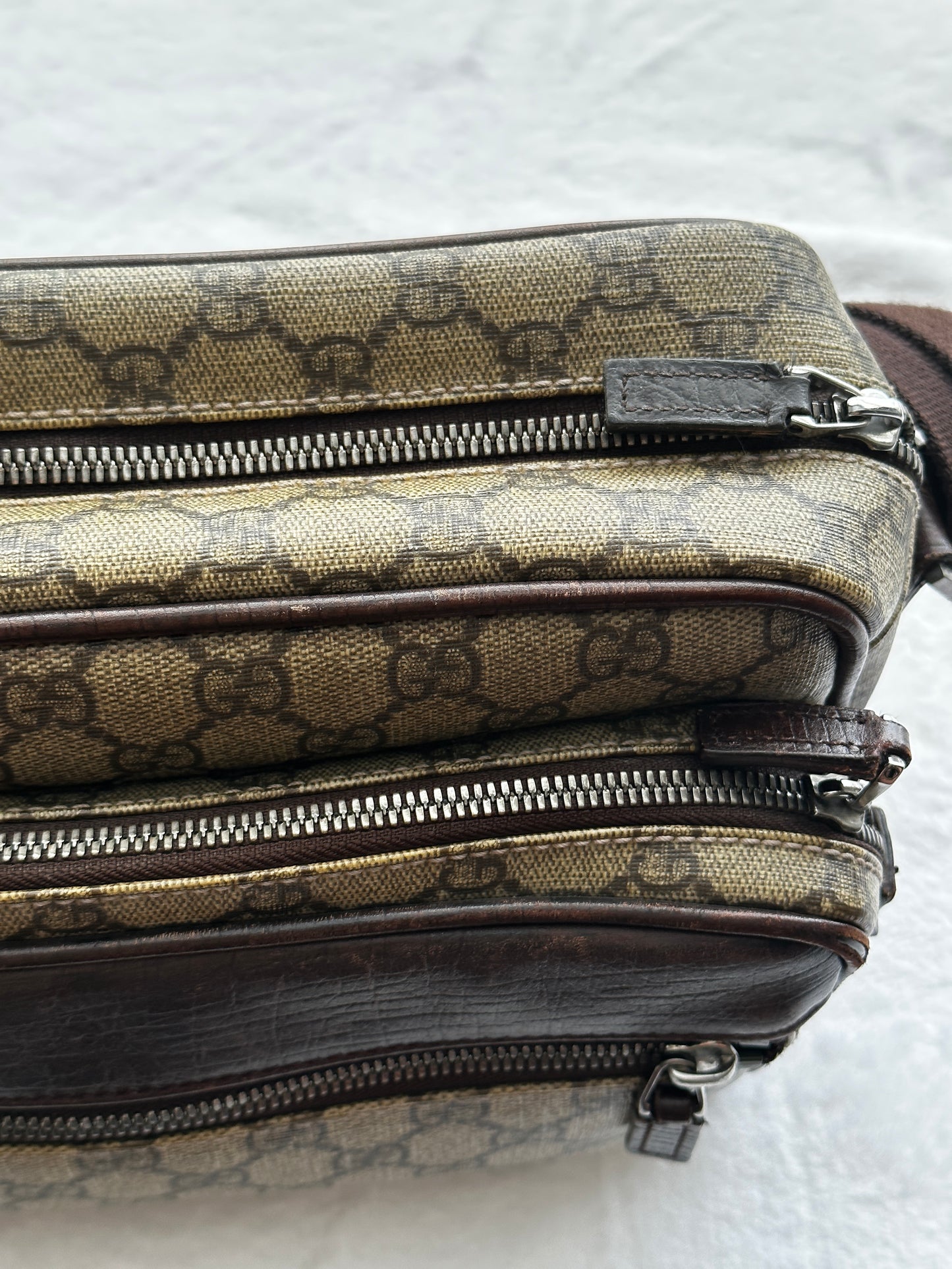 Authentic Gucci GG Supreme Camera Messenger Crossbody