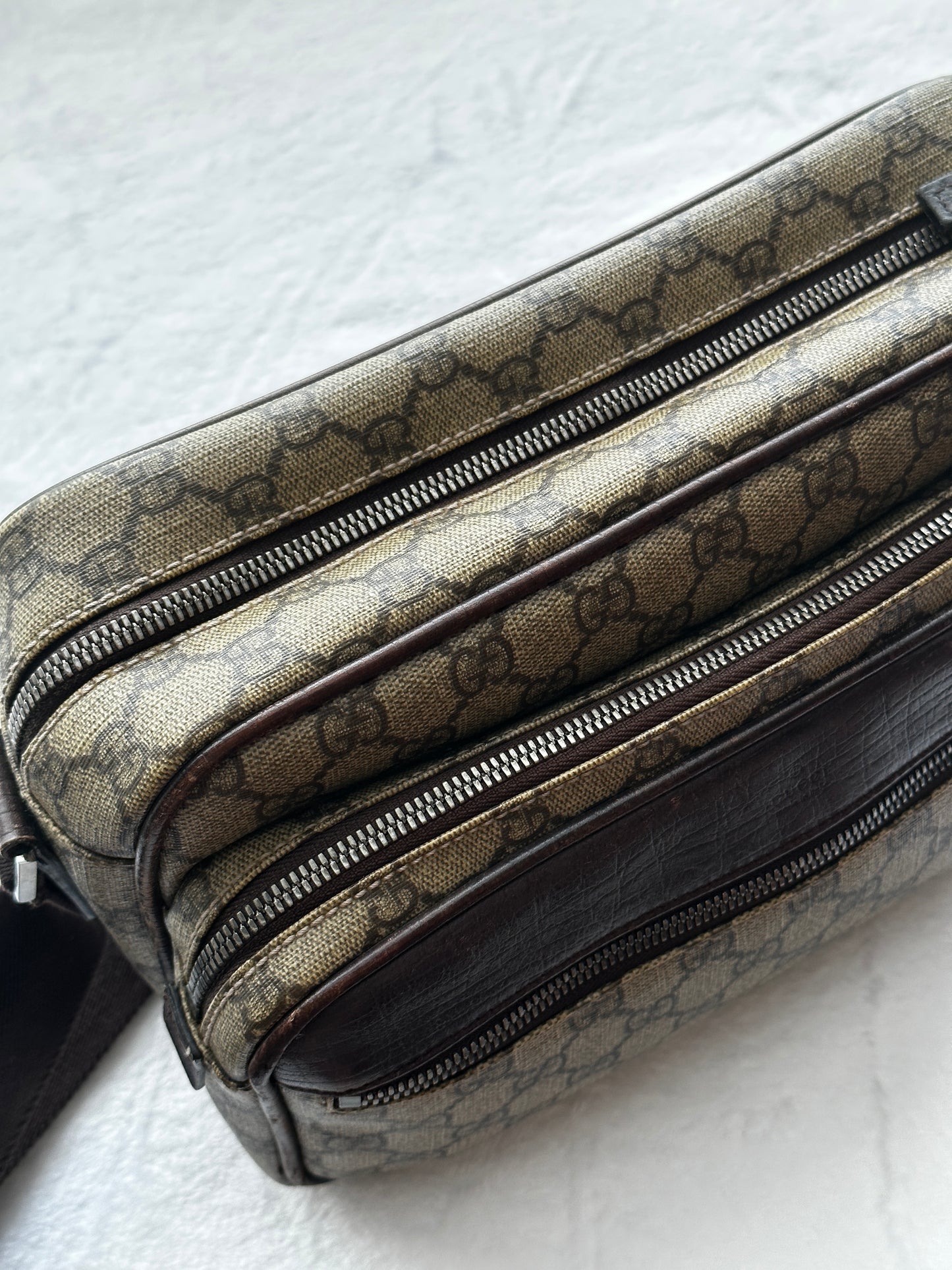 Authentic Gucci GG Supreme Camera Messenger Crossbody