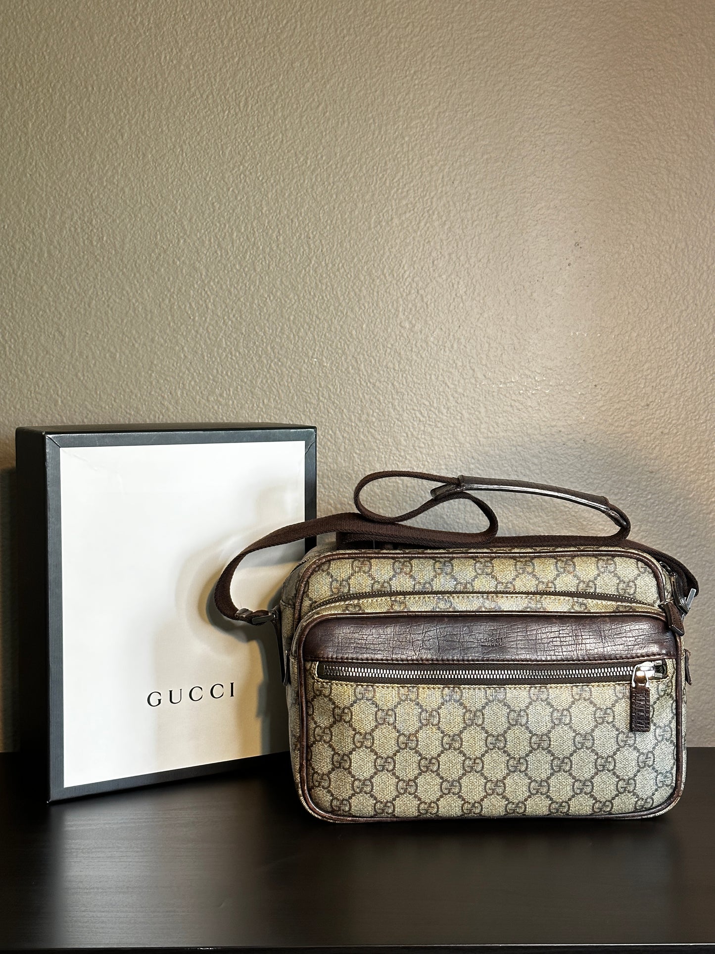 Authentic Gucci GG Supreme Camera Messenger Crossbody