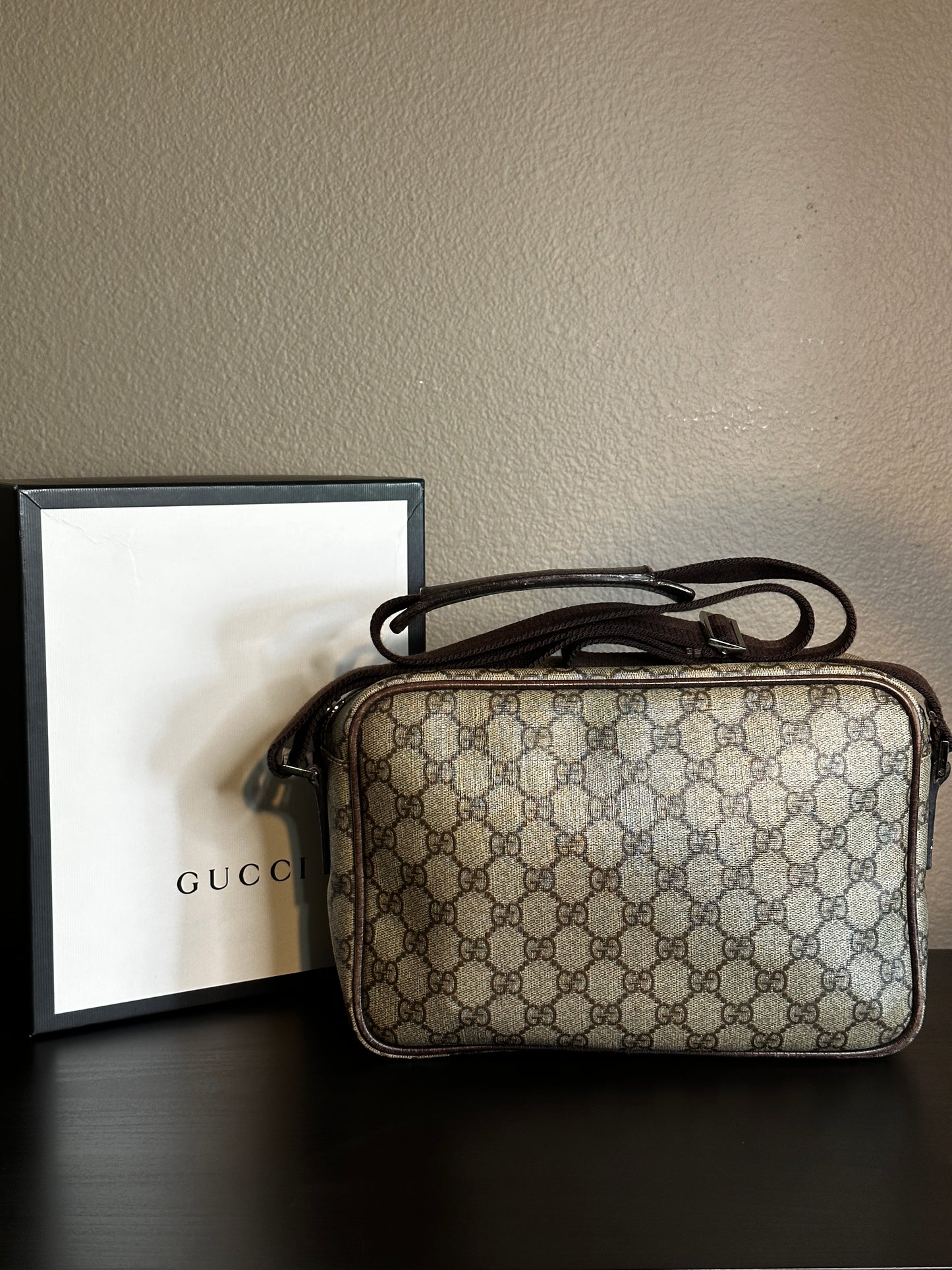 Authentic Gucci GG Supreme Camera Messenger Crossbody
