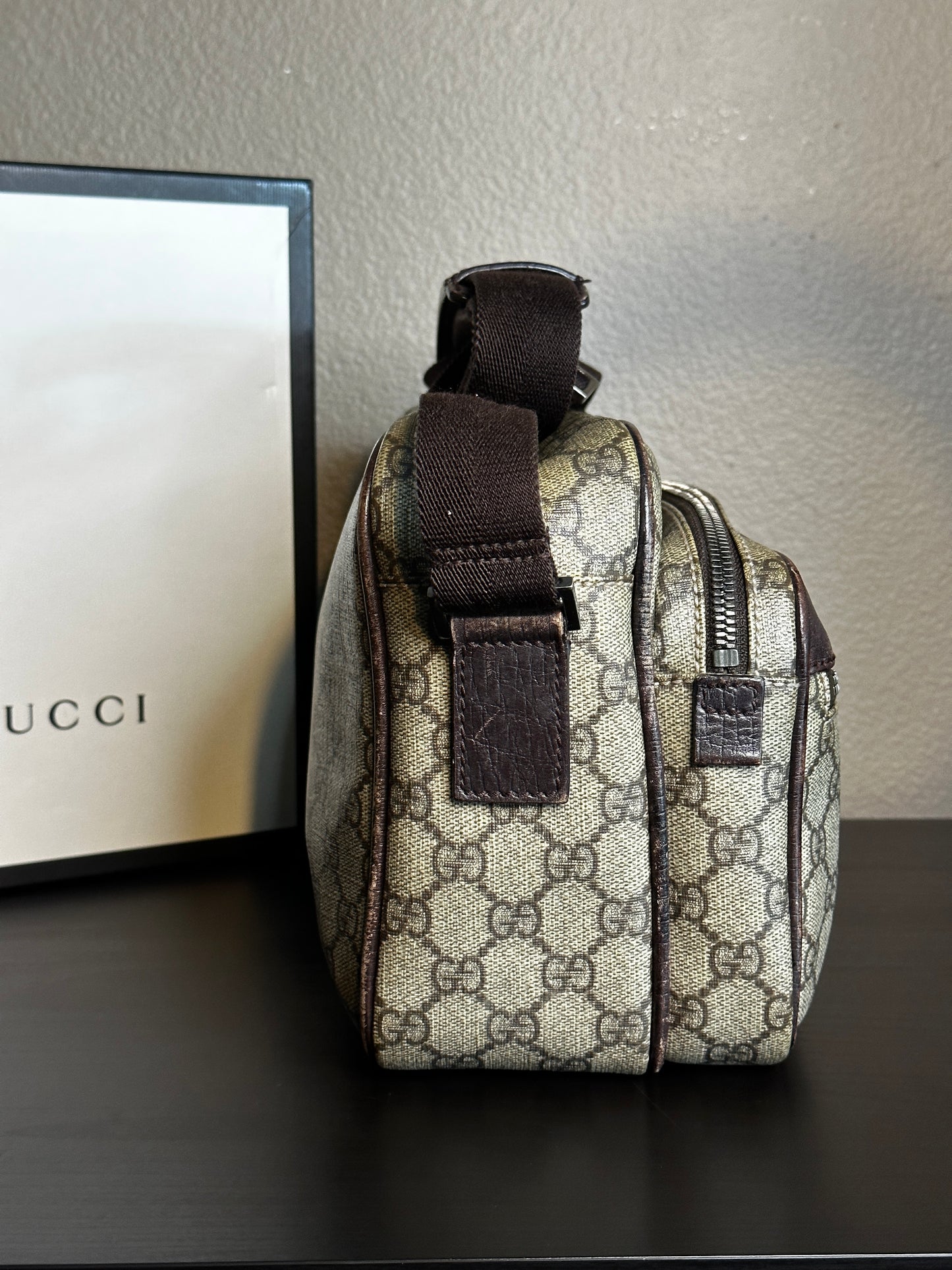 Authentic Gucci GG Supreme Camera Messenger Crossbody