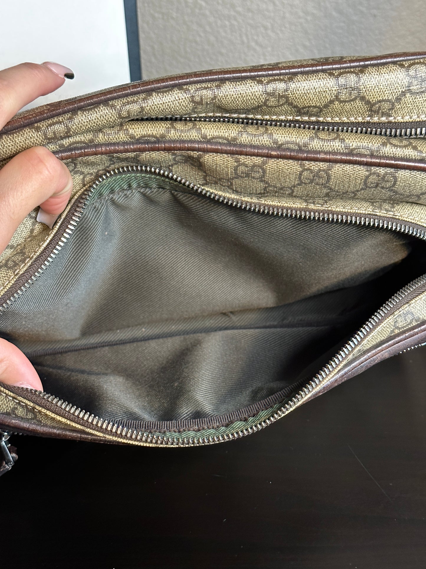 Authentic Gucci GG Supreme Camera Messenger Crossbody