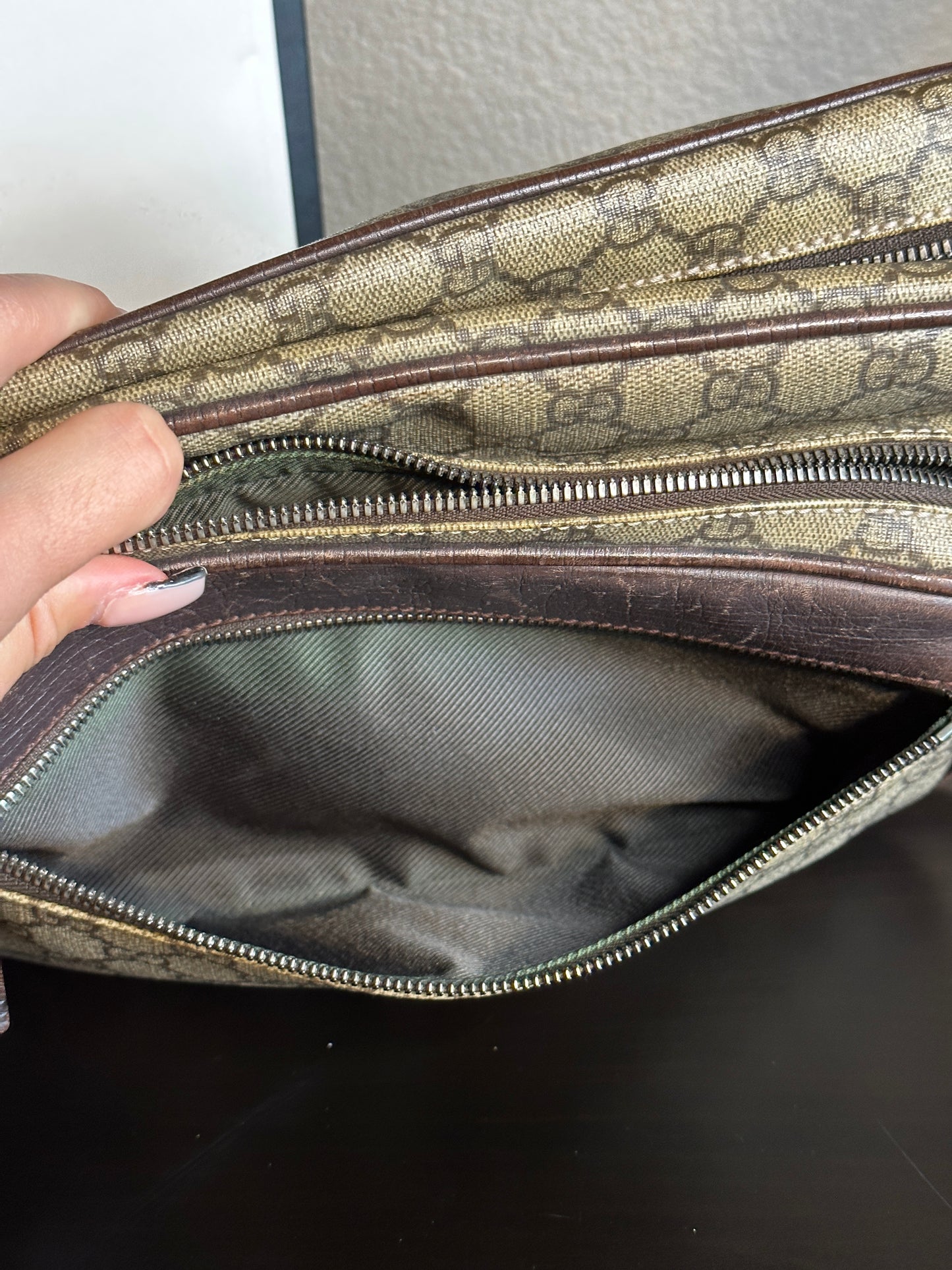 Authentic Gucci GG Supreme Camera Messenger Crossbody