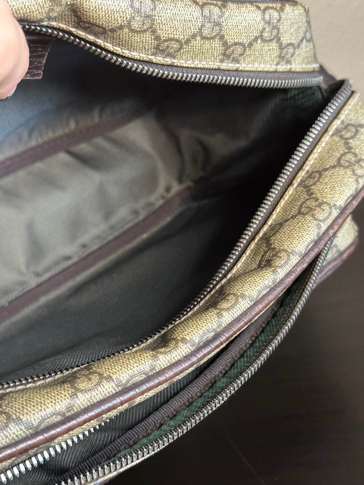Authentic Gucci GG Supreme Camera Messenger Crossbody