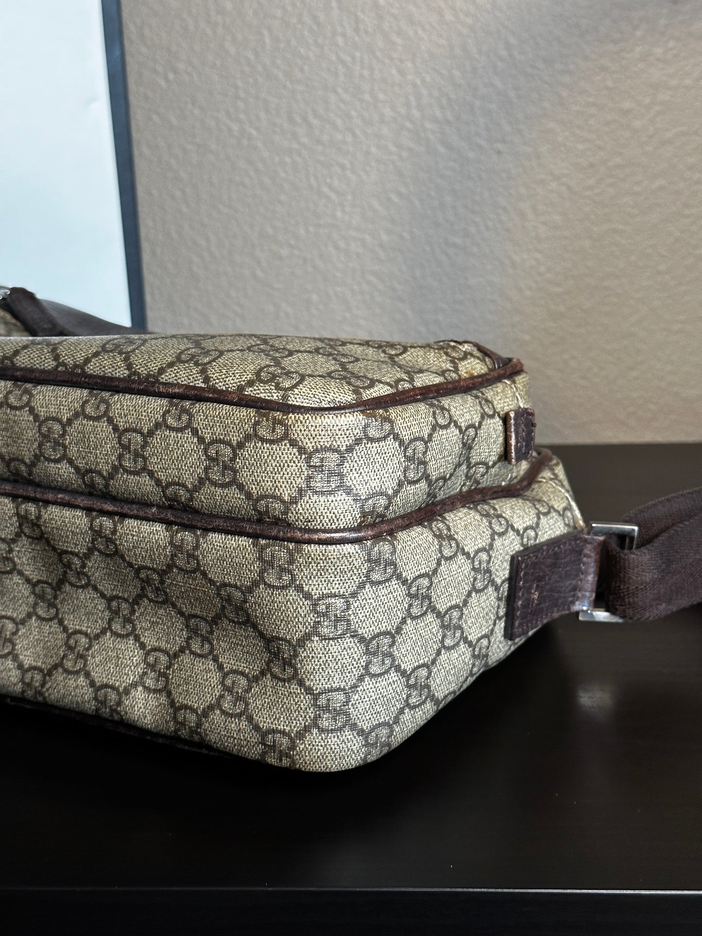 Authentic Gucci GG Supreme Camera Messenger Crossbody