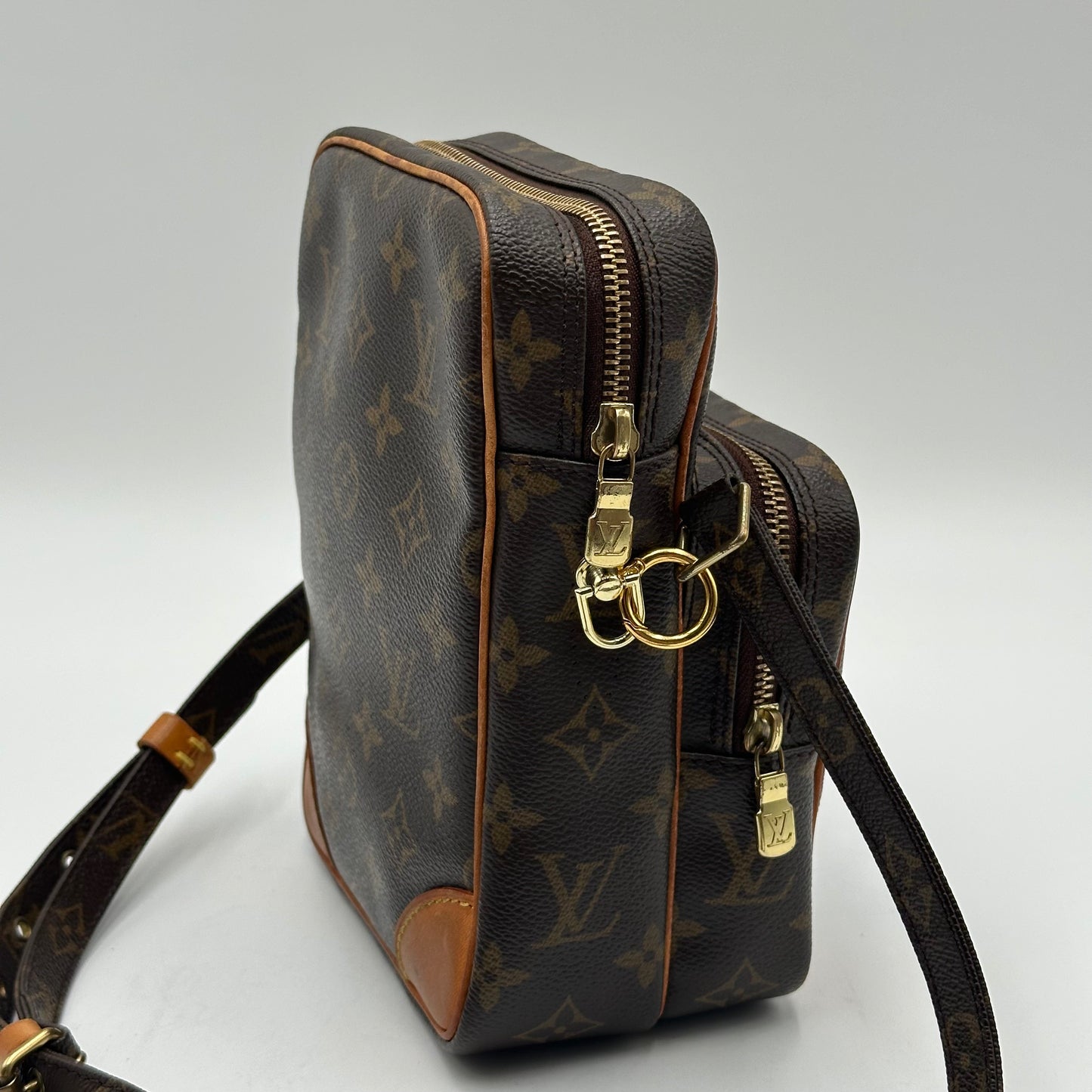 Authentic 2005 Louis Vuitton Monogram Amazone MM Crossbody