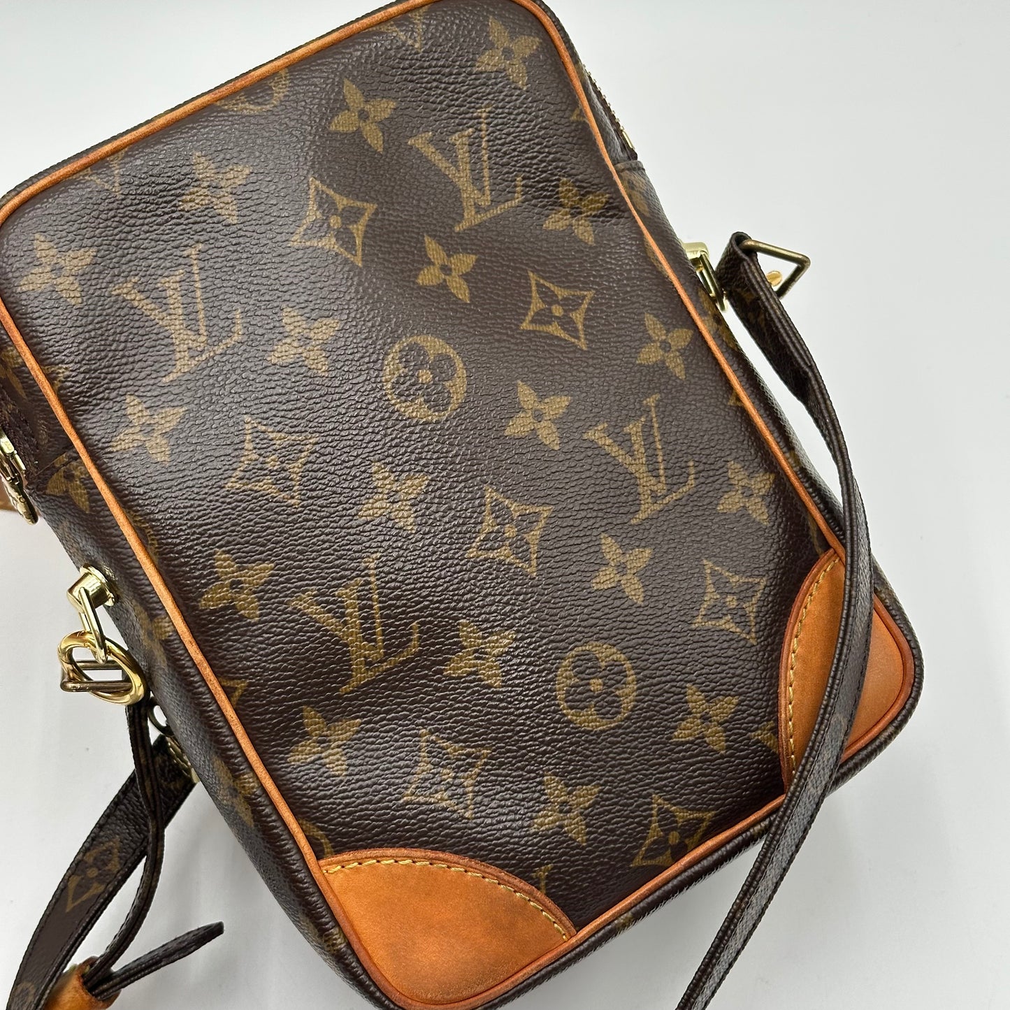 Authentic 2005 Louis Vuitton Monogram Amazone MM Crossbody