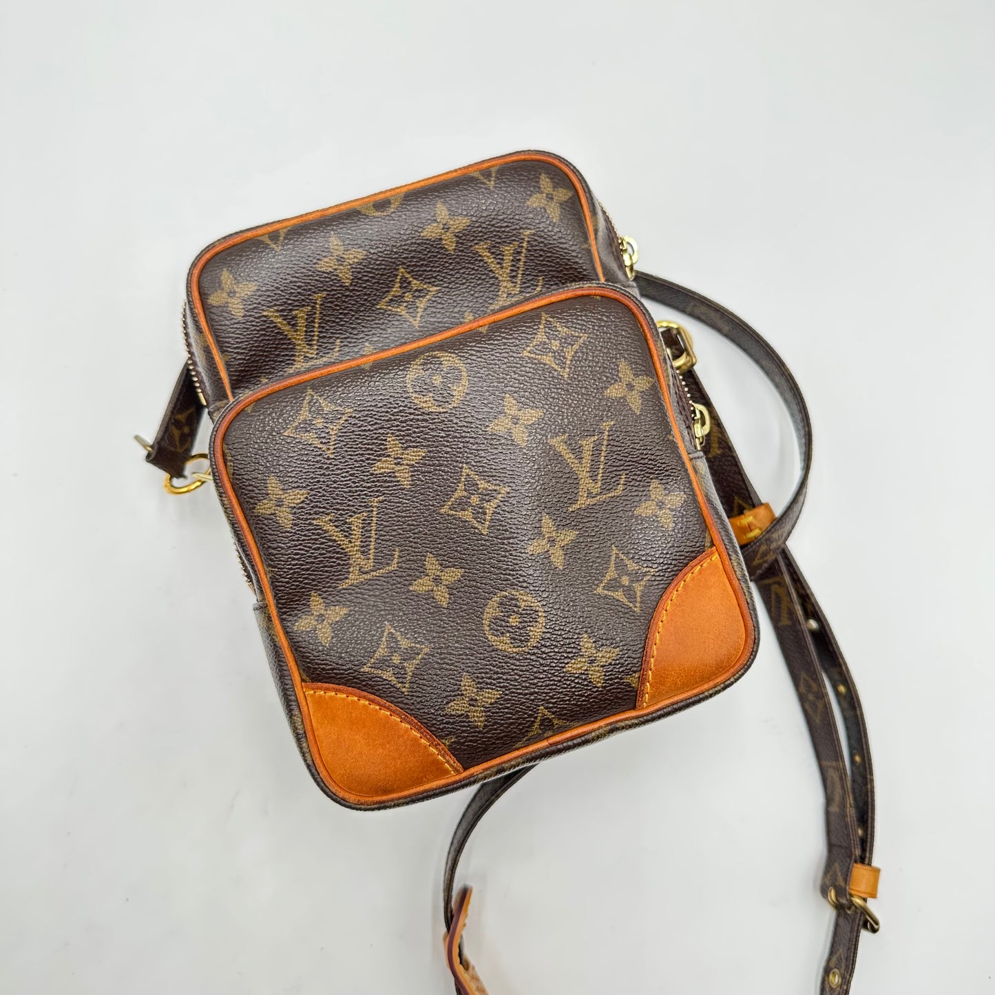 Authentic 2005 Louis Vuitton Monogram Amazone MM Crossbody