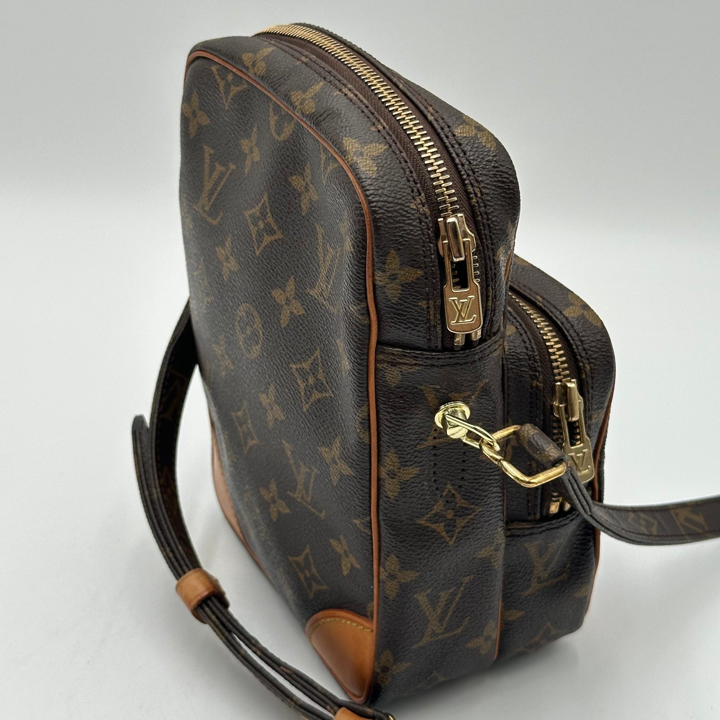 Authentic 2005 Louis Vuitton Monogram Amazone MM Crossbody