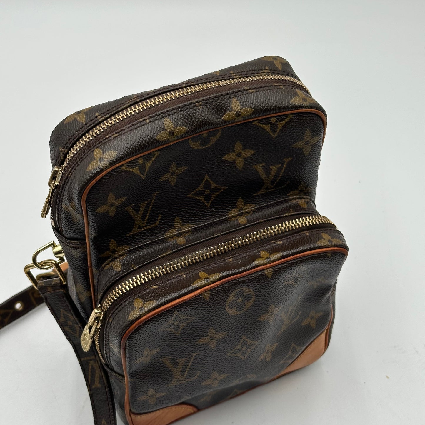 Authentic 2005 Louis Vuitton Monogram Amazone MM Crossbody