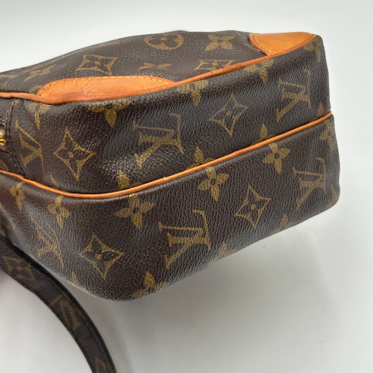 Authentic 2005 Louis Vuitton Monogram Amazone MM Crossbody