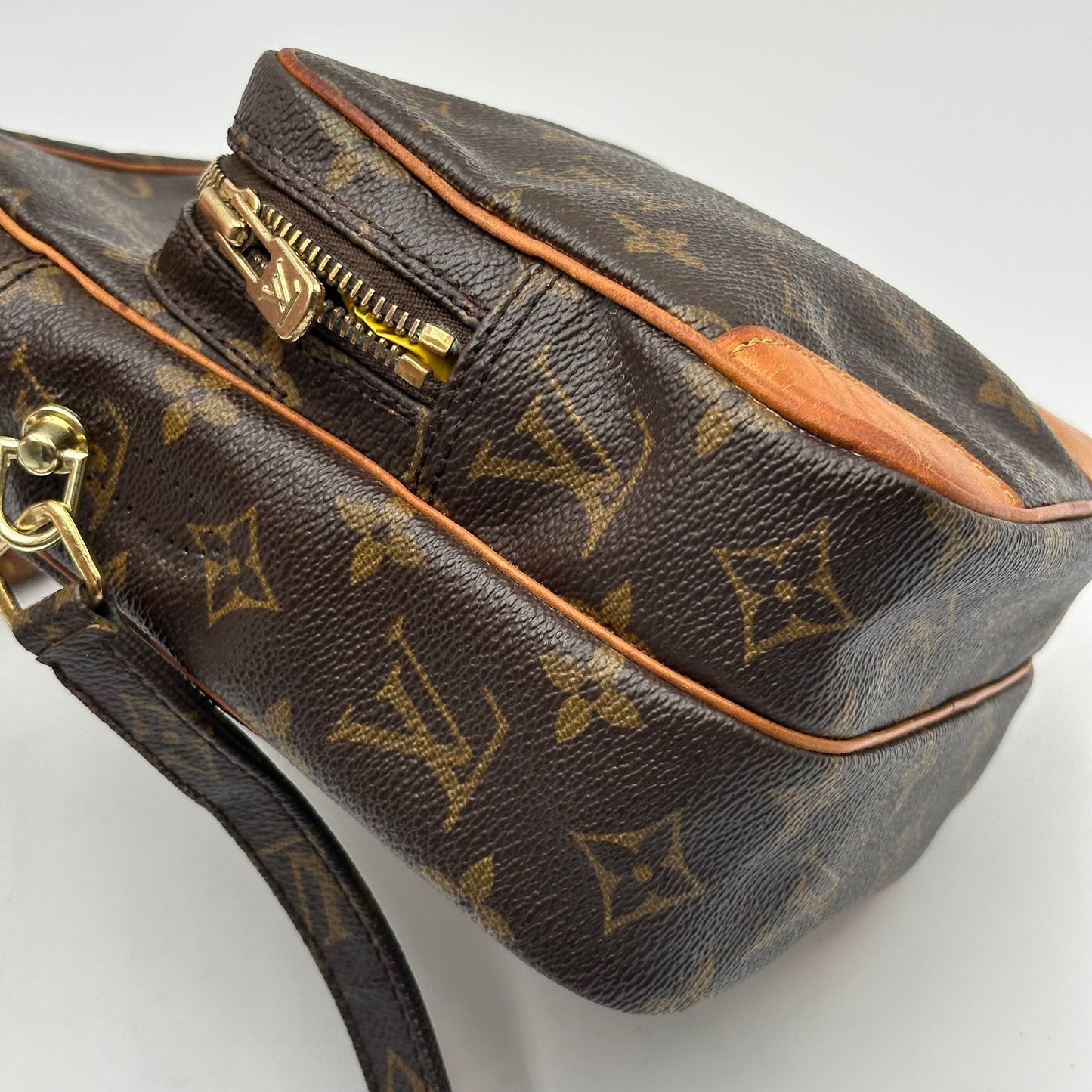 Authentic 2005 Louis Vuitton Monogram Amazone MM Crossbody