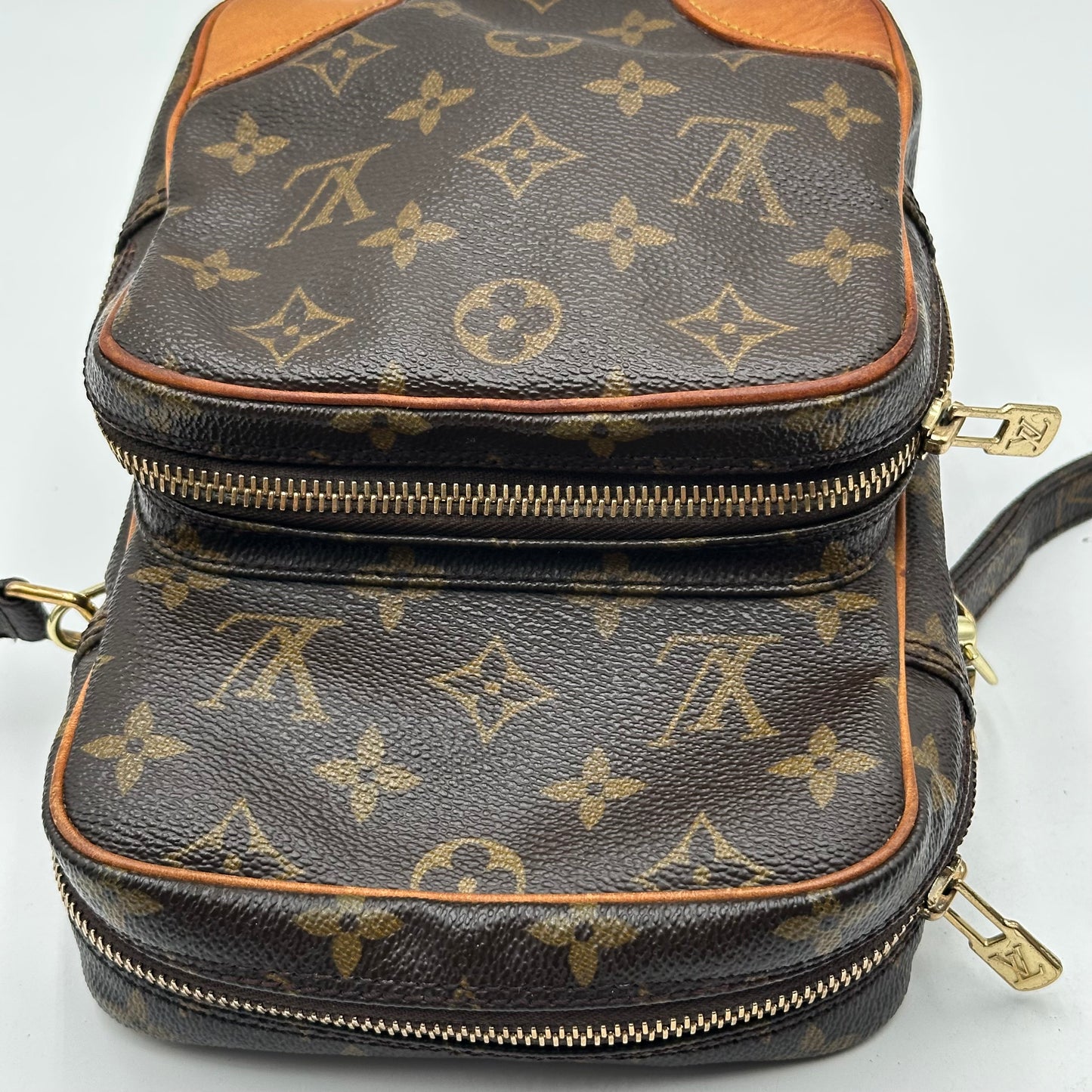 Authentic 2005 Louis Vuitton Monogram Amazone MM Crossbody