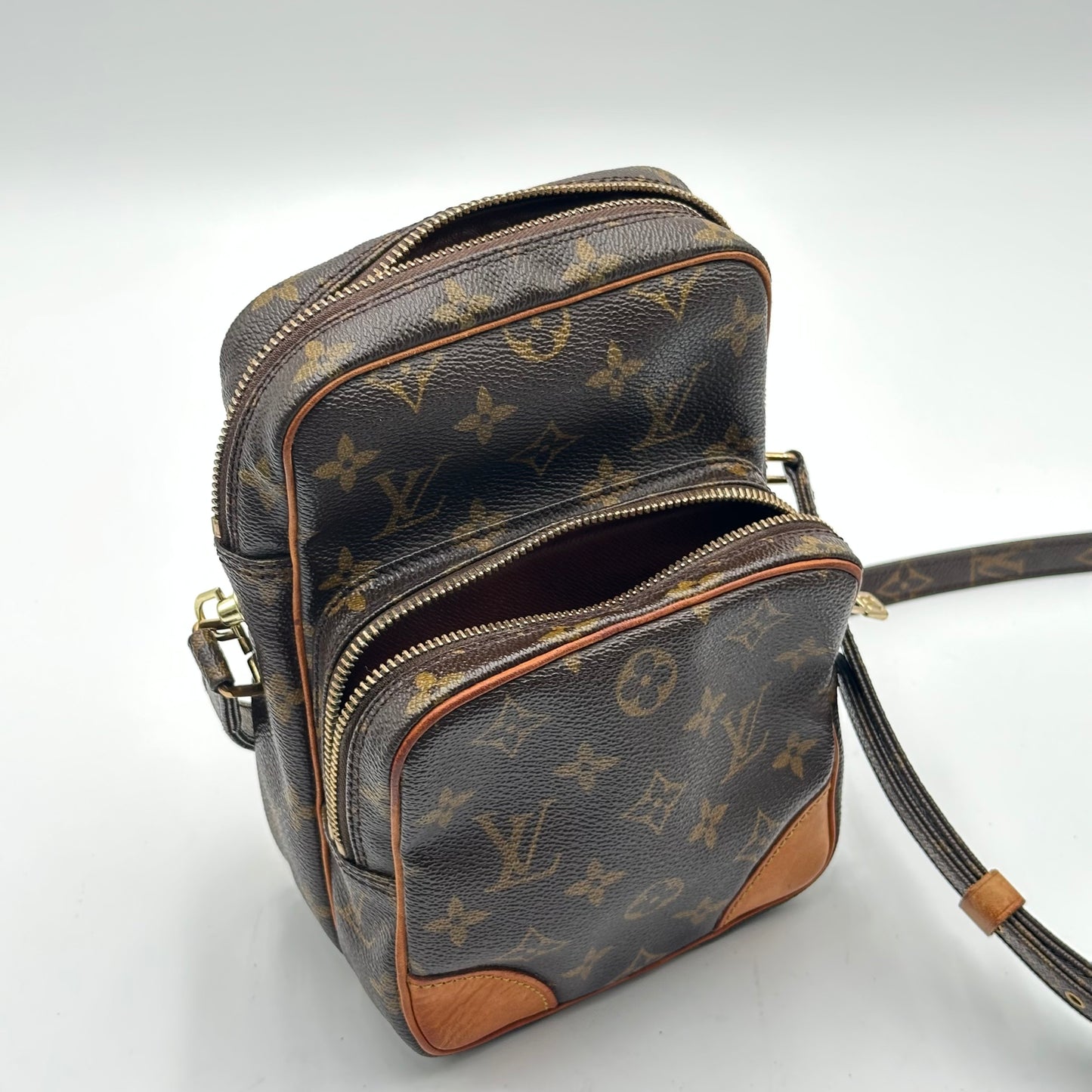 Authentic 2005 Louis Vuitton Monogram Amazone MM Crossbody