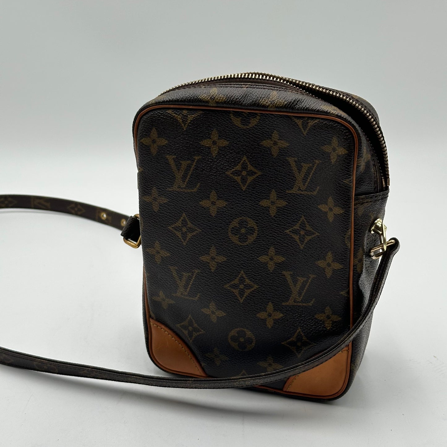 Authentic 2005 Louis Vuitton Monogram Amazone MM Crossbody