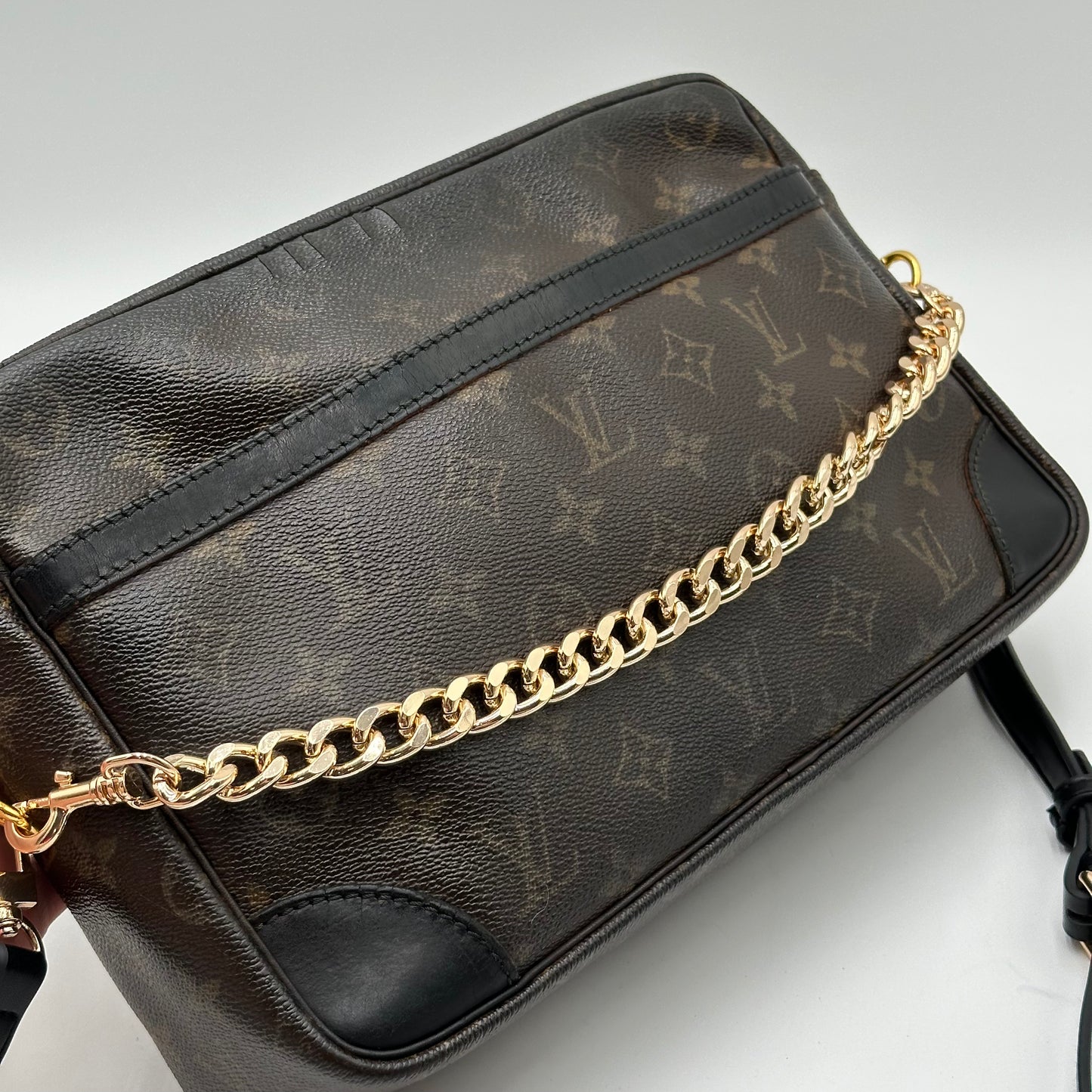 Authentic 2003 Louis Vuitton Monogram Trocadero 30 Crossbody