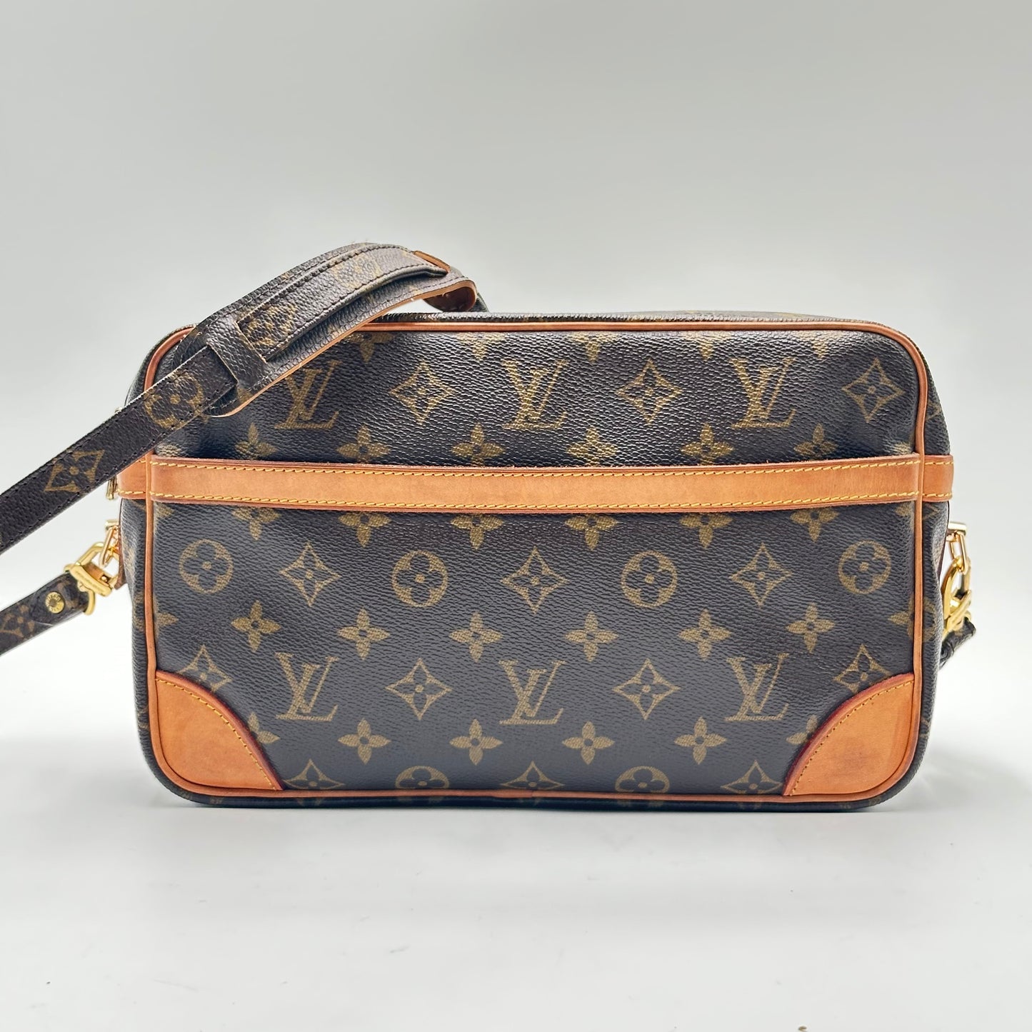 Authentic 1989 Louis Vuitton Monogram Trocadero 28 Crossbody