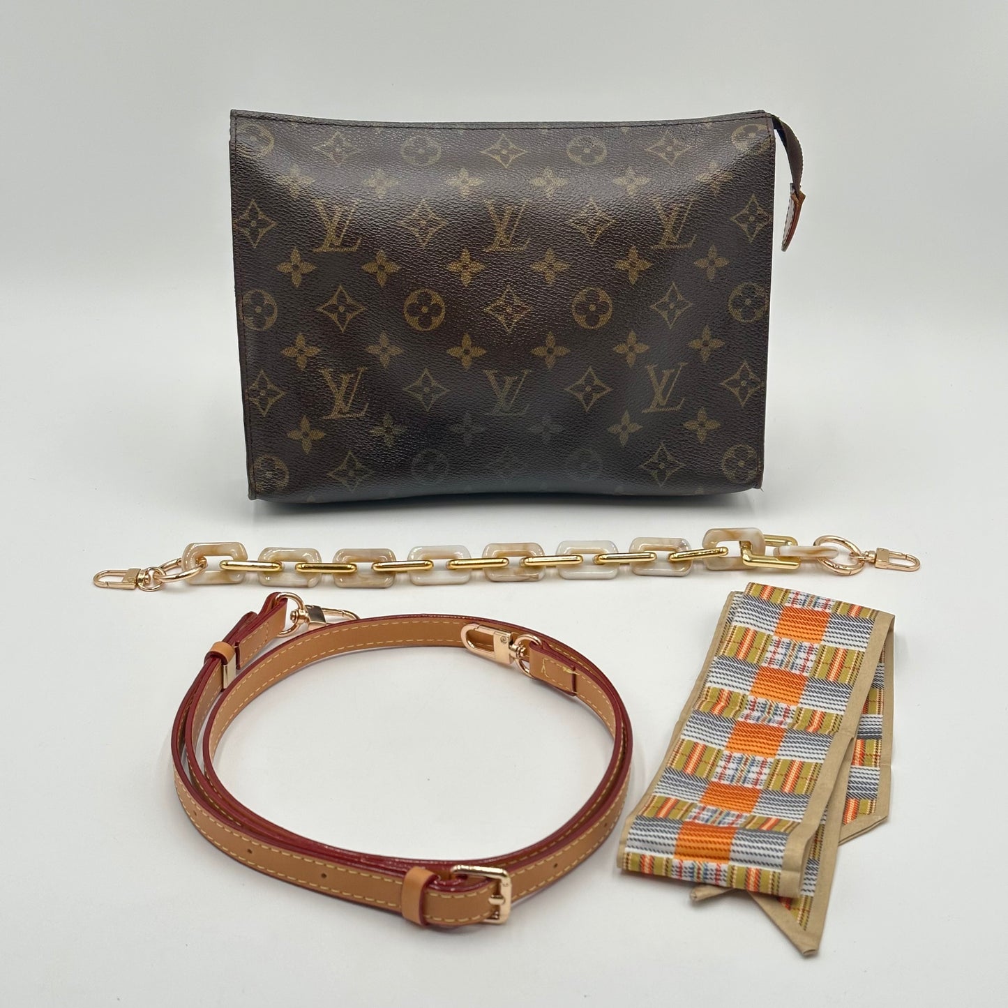 Authentic Louis Vuitton 𝑴𝒐𝒏𝒐𝒈𝒓𝒂𝒎 𝑻𝒐𝒊𝒍𝒆𝒕𝒓𝒚 26 𝑷𝒐𝒖𝒄𝒉 𝑪𝒓𝒐𝒔𝒔𝒃𝒐𝒅𝒚