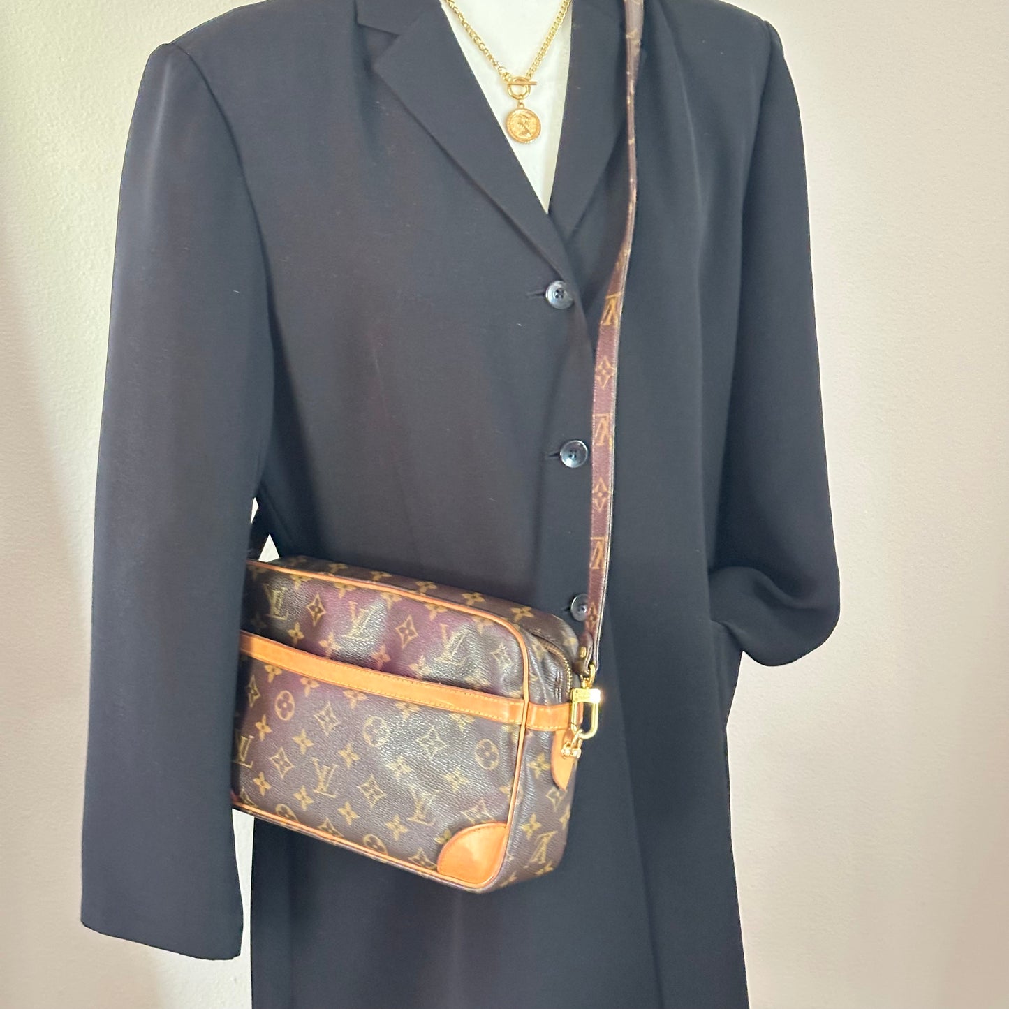 Authentic 1989 Louis Vuitton Monogram Trocadero 28 Crossbody