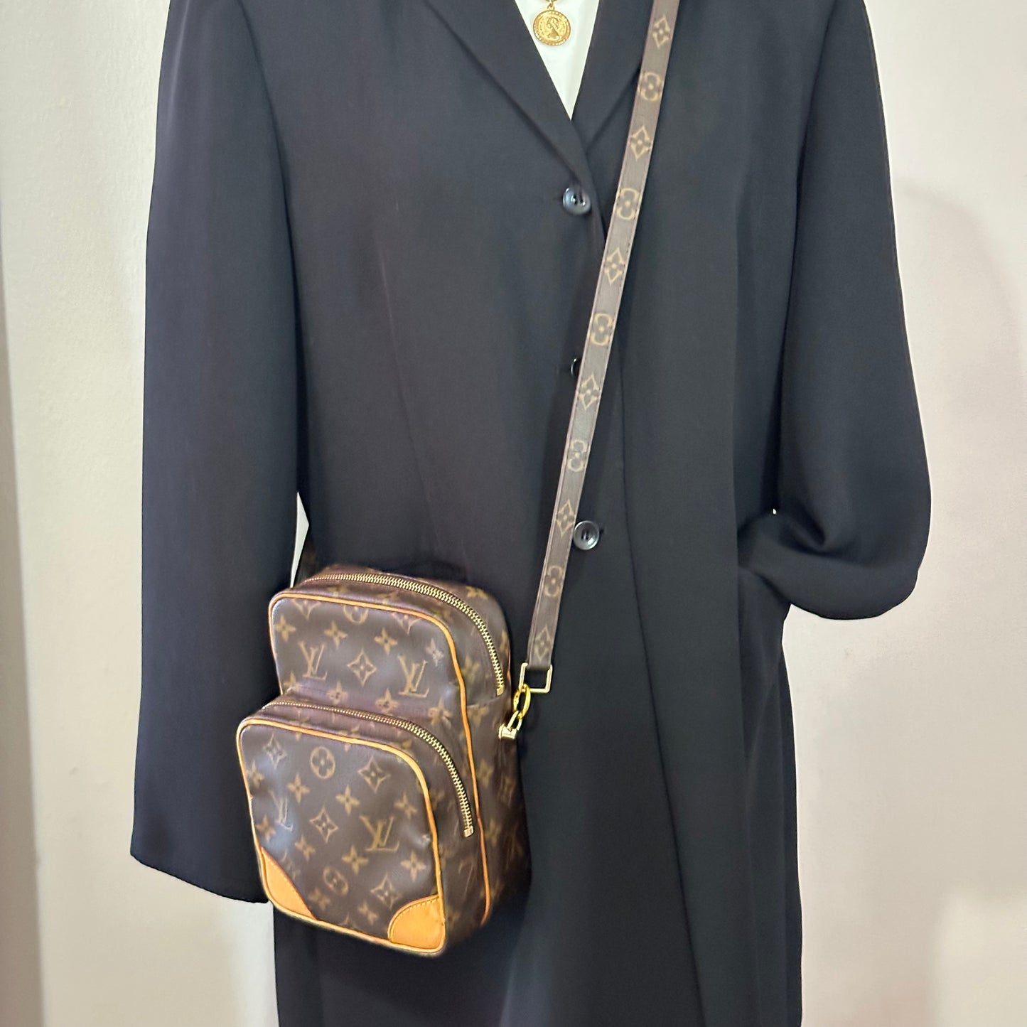 Authentic Louis Vuitton 1999 Monogram Amazone MM Crossbody