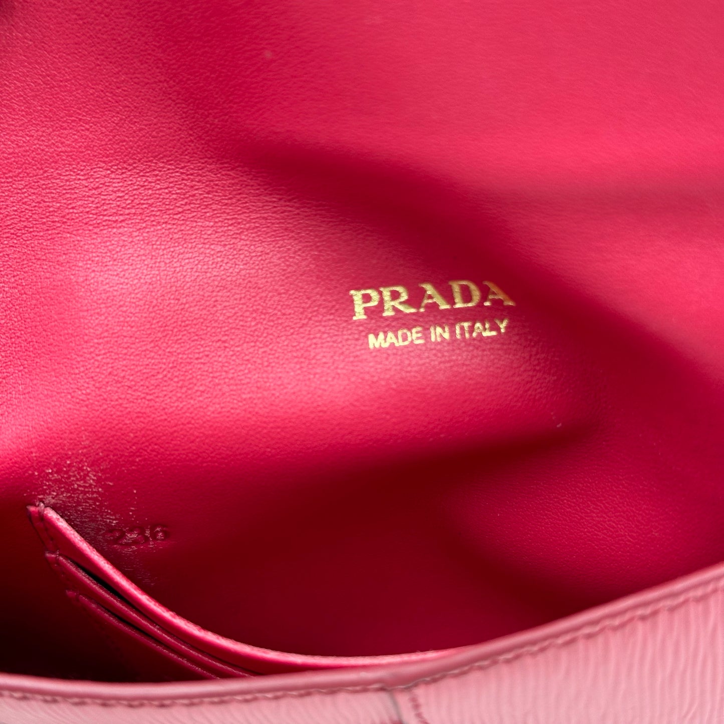 Authentic PRADA 𝑭𝒖𝒄𝒉𝒔𝒊𝒂 𝑺𝒂𝒇𝒇𝒊𝒂𝒏𝒐 𝑬𝒏𝒗𝒆𝒍𝒐𝒑𝒆 𝑾𝒂𝒍𝒍𝒆𝒕 𝑪𝒓𝒐𝒔𝒔𝒃𝒐𝒅𝒚