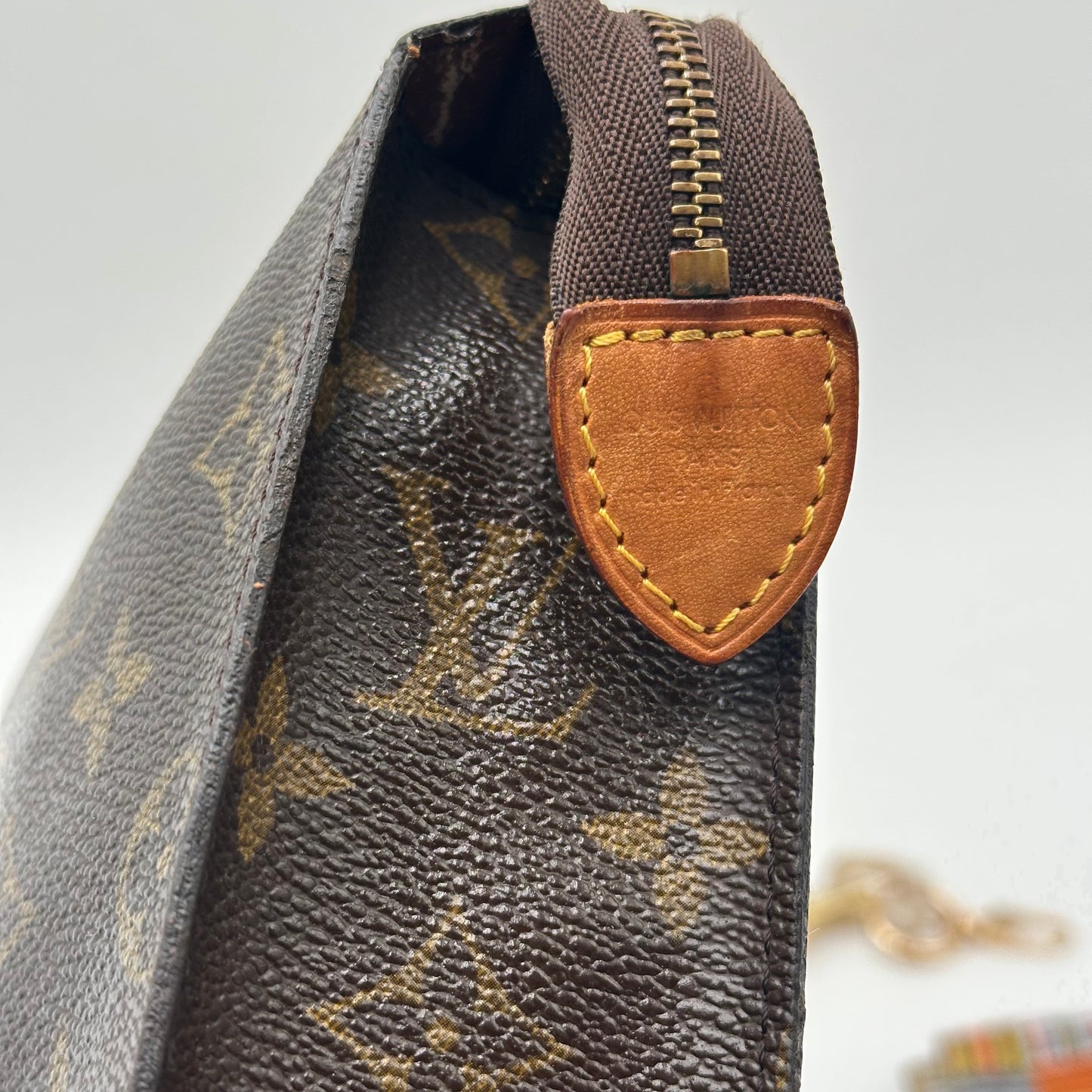 Authentic Louis Vuitton 𝑴𝒐𝒏𝒐𝒈𝒓𝒂𝒎 𝑻𝒐𝒊𝒍𝒆𝒕𝒓𝒚 26 𝑷𝒐𝒖𝒄𝒉 𝑪𝒓𝒐𝒔𝒔𝒃𝒐𝒅𝒚