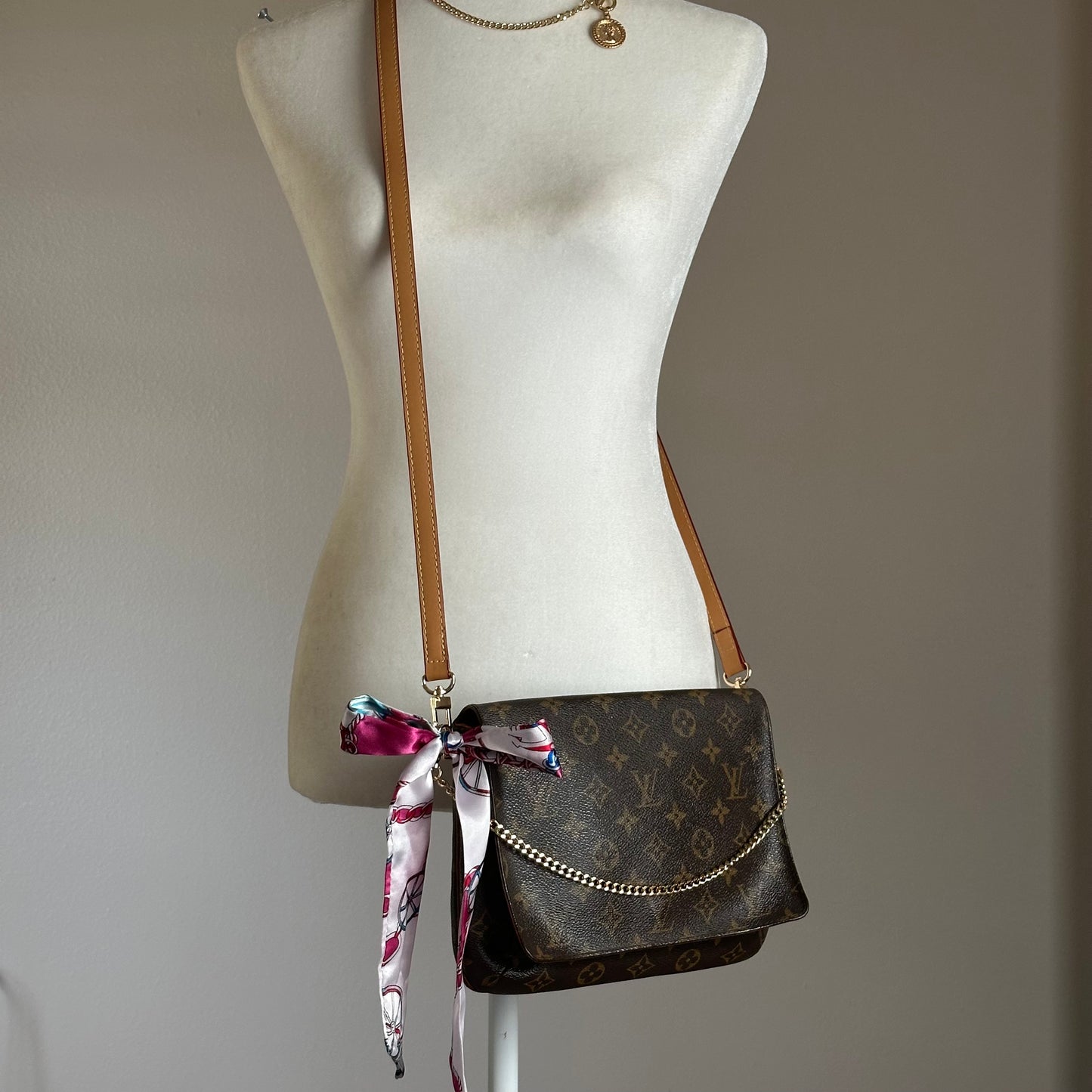 Authentic Louis Vuitton 1998 Monogram Musette Tango Crossbody