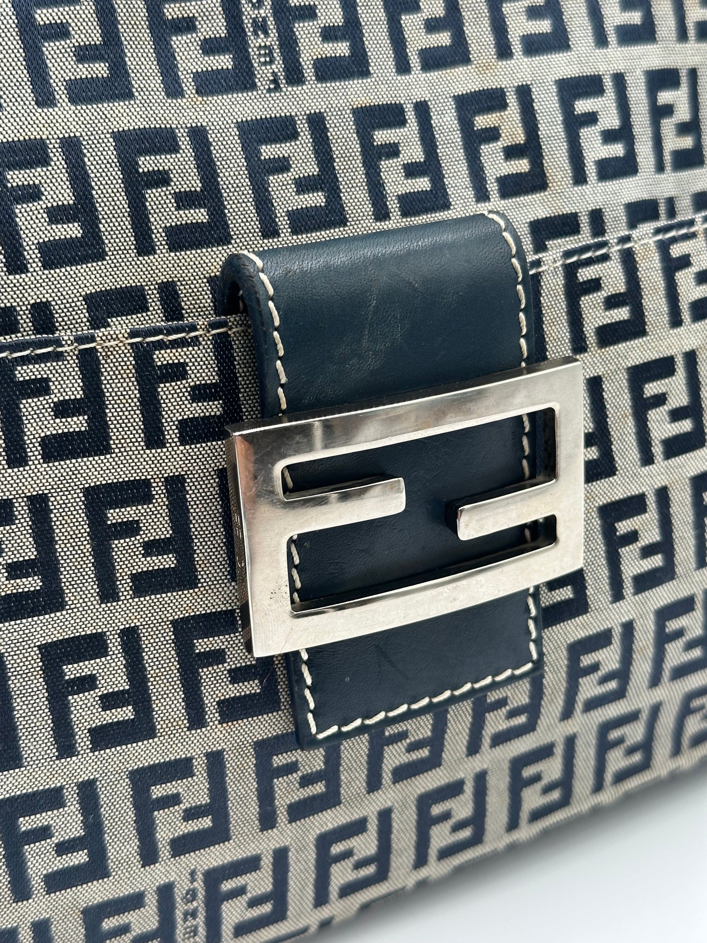 Authentic FENDI 𝒁𝒖𝒄𝒄𝒉𝒊𝒏𝒐 𝑪𝒂𝒏𝒗𝒂𝒔 𝑴𝒆𝒅𝒊𝒖𝒎 𝑺𝒉𝒐𝒖𝒍𝒅𝒆𝒓 𝑩𝒂𝒈