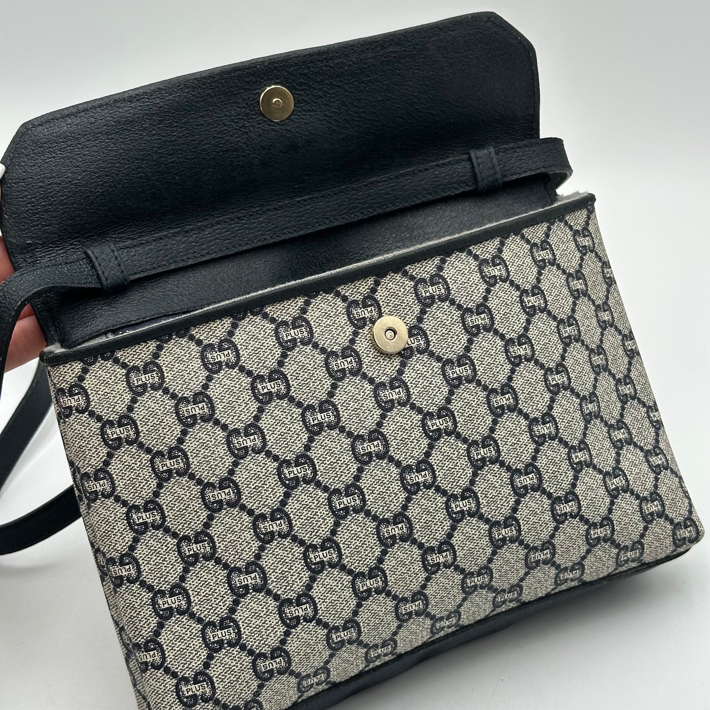 Authentic GUCCI GG Supreme Canvas Crossbody