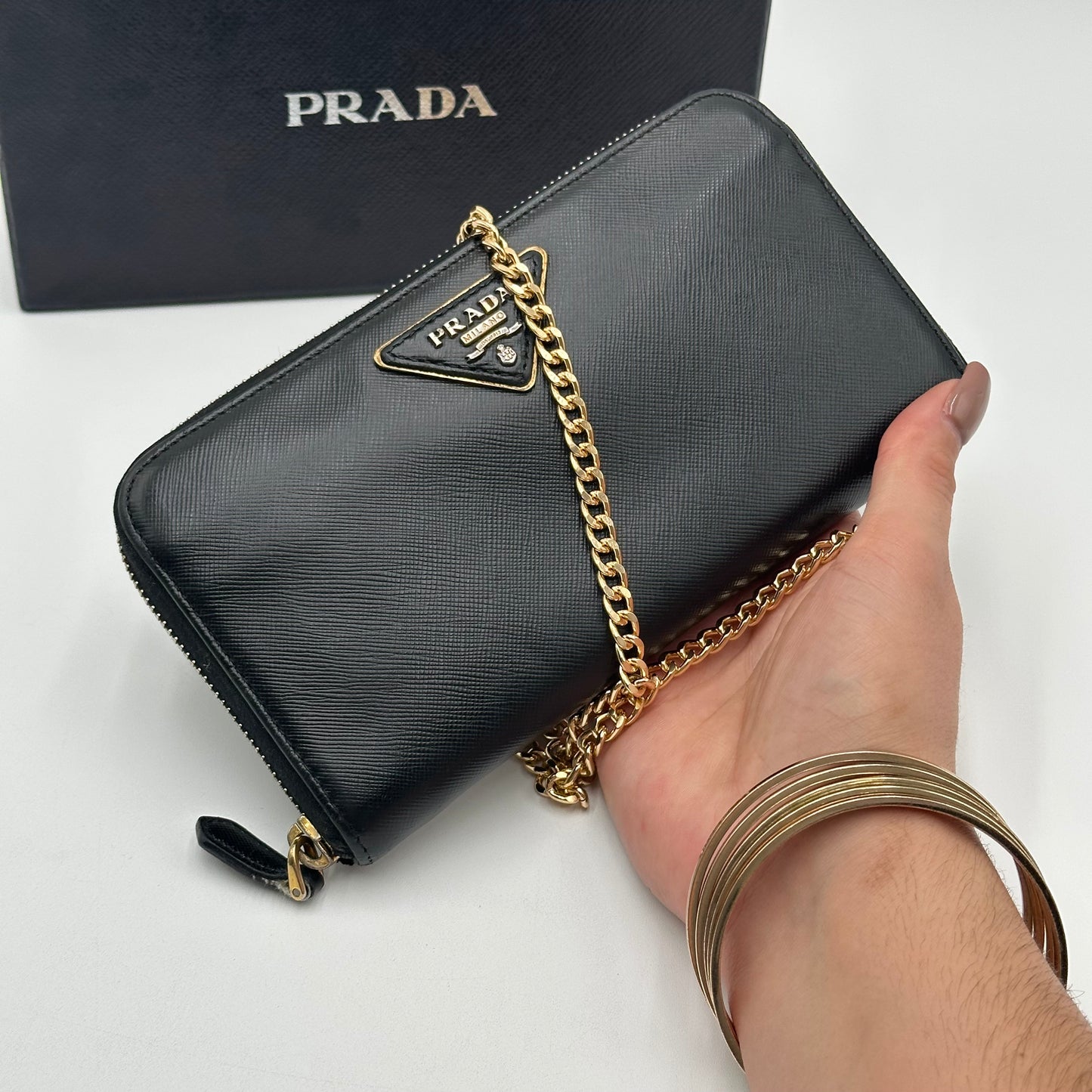 Authentic PRADA 𝑺𝒂𝒇𝒇𝒊𝒂𝒏𝒐 𝑻𝒓𝒊𝒂𝒏𝒈𝒍𝒆 𝒁𝒊𝒑 𝑨𝒓𝒐𝒖𝒏𝒅 𝑾𝒂𝒍𝒍𝒆𝒕 𝑩𝒍𝒂𝒄𝒌