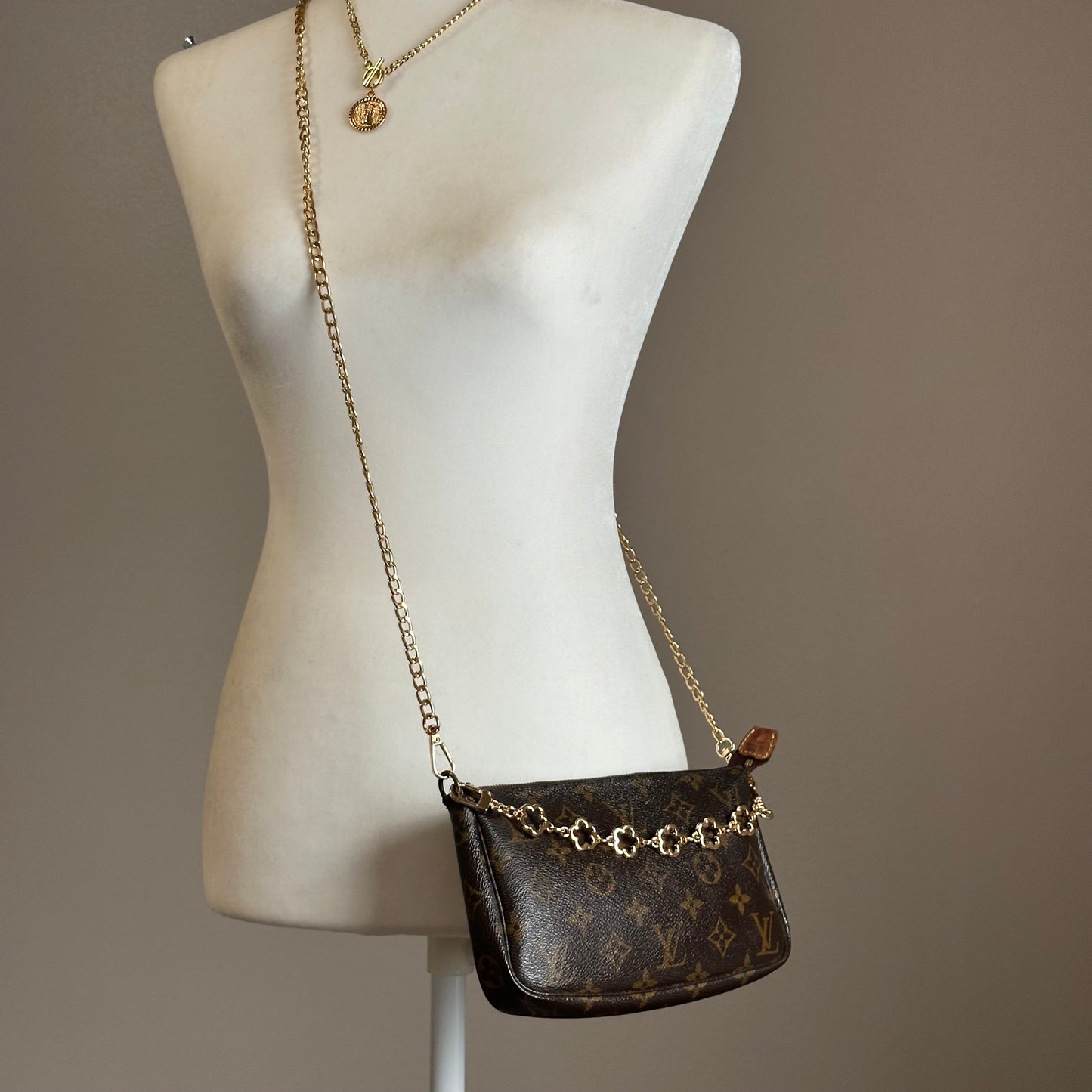 Authentic Louis Vuitton 2000 Monogram Pochette Accessoires Crossbody