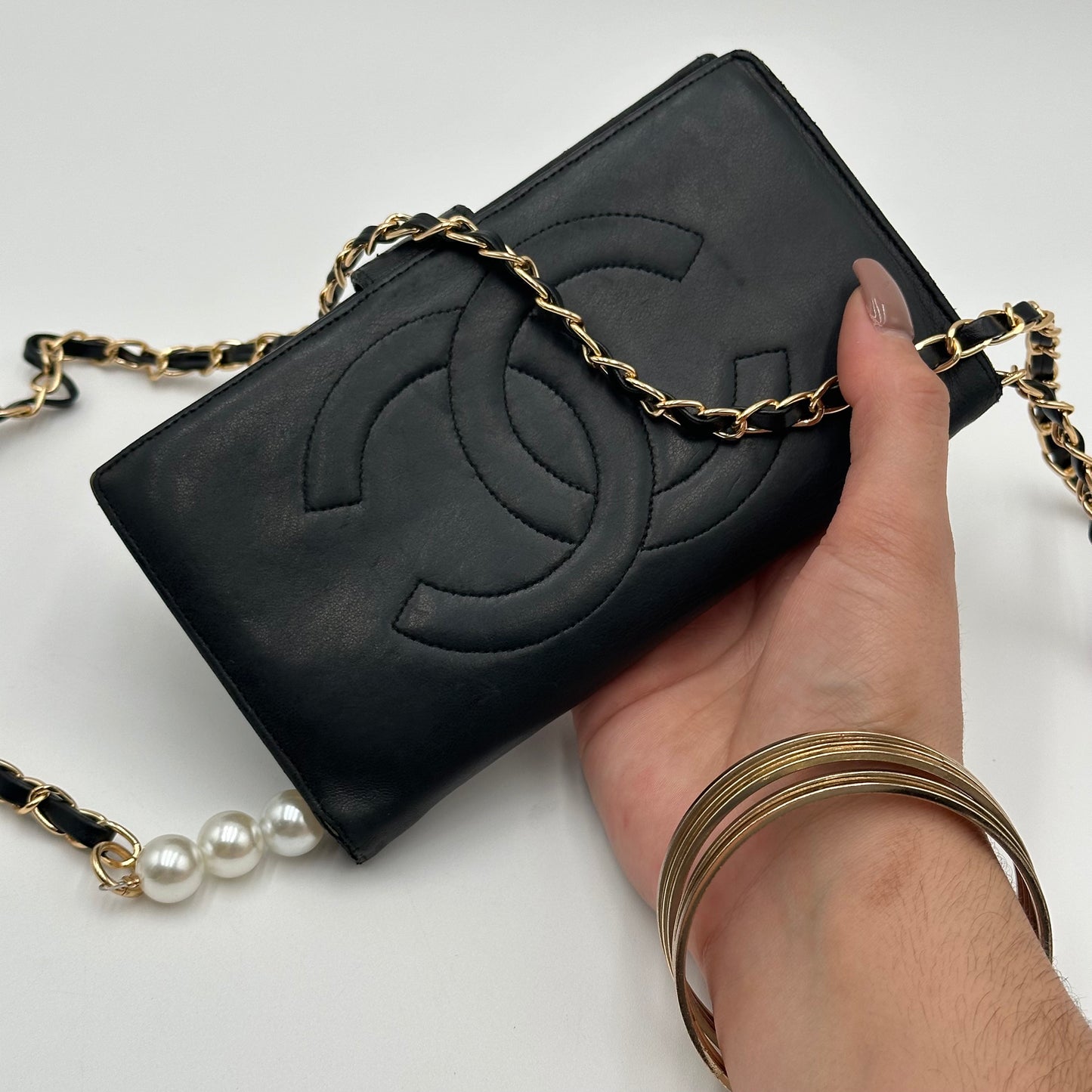 Authentic CHANEL 𝑩𝒍𝒂𝒄𝒌 𝑪𝑪 𝑳𝒂𝒎𝒃𝒔𝒌𝒊𝒏 𝑲𝒊𝒔𝒔𝒍𝒐𝒄𝒌 𝑾𝒂𝒍𝒍𝒆𝒕 𝑪𝒓𝒐𝒔𝒔𝒃𝒐𝒅𝒚