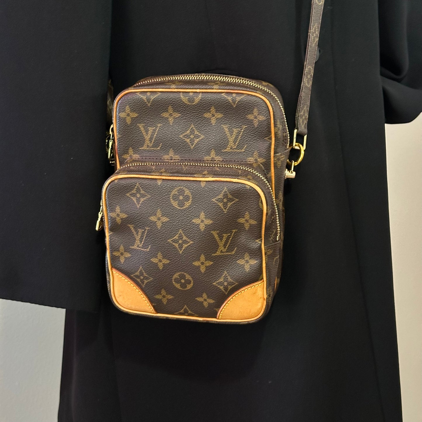 Authentic Louis Vuitton 1999 Monogram Amazone MM Crossbody