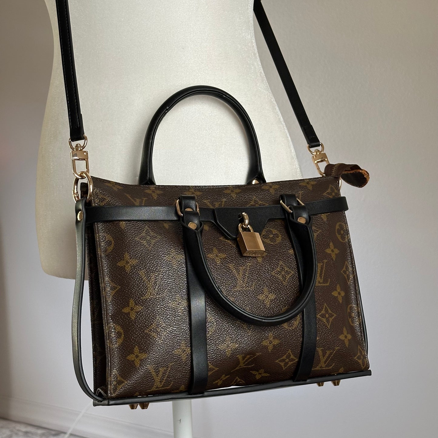 Authentic Louis Vuitton 1988 Monogram Toiletry 26 Crossbody + Case